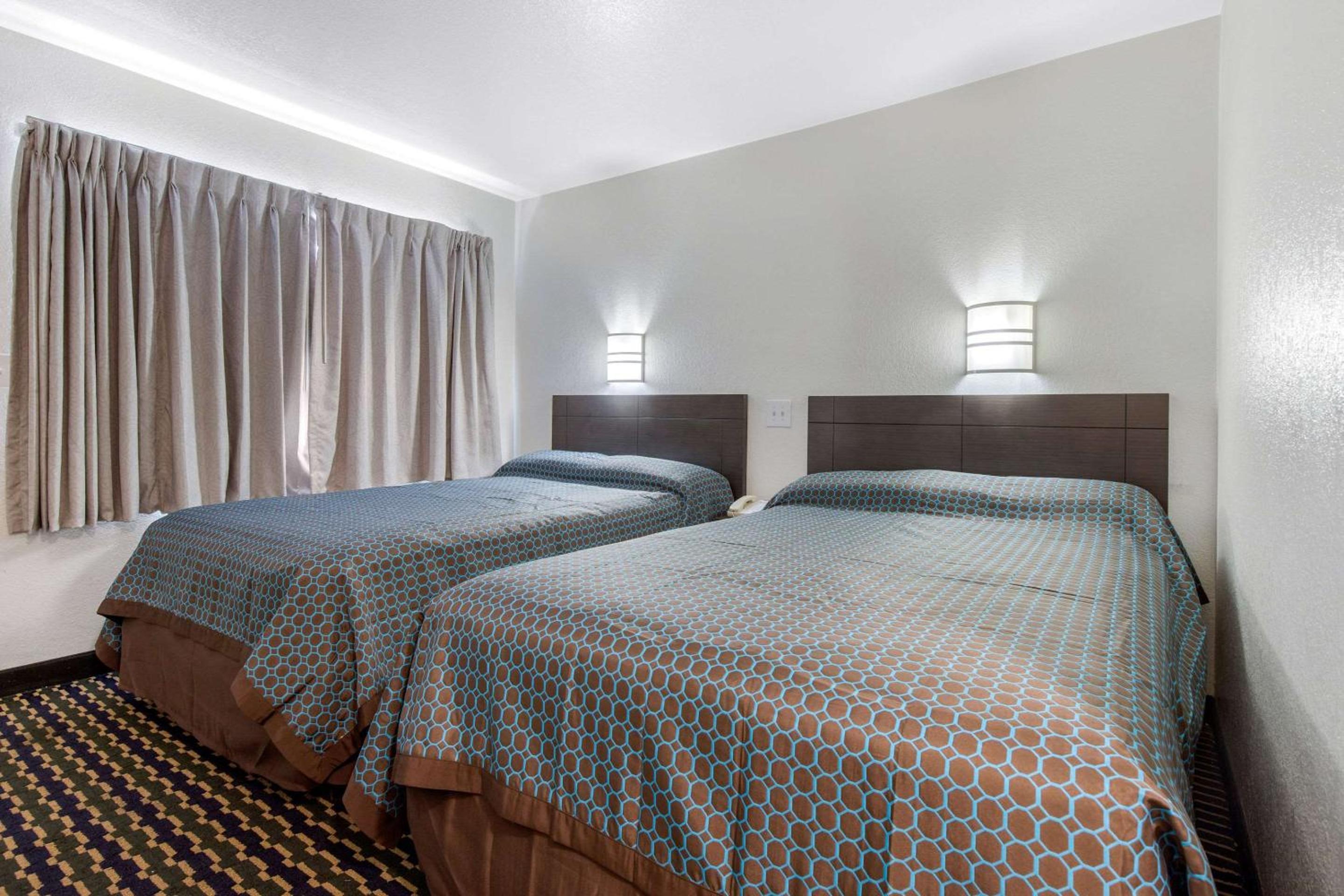 Double Room with Two Double Beds - Disability Access/Non-Smoking photo 3