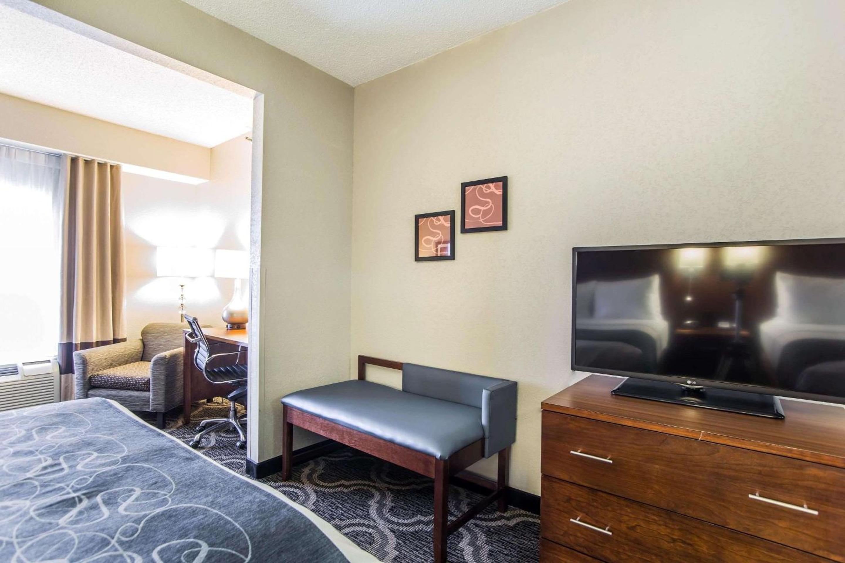 Queen Suite - Non-Smoking - Photo 3