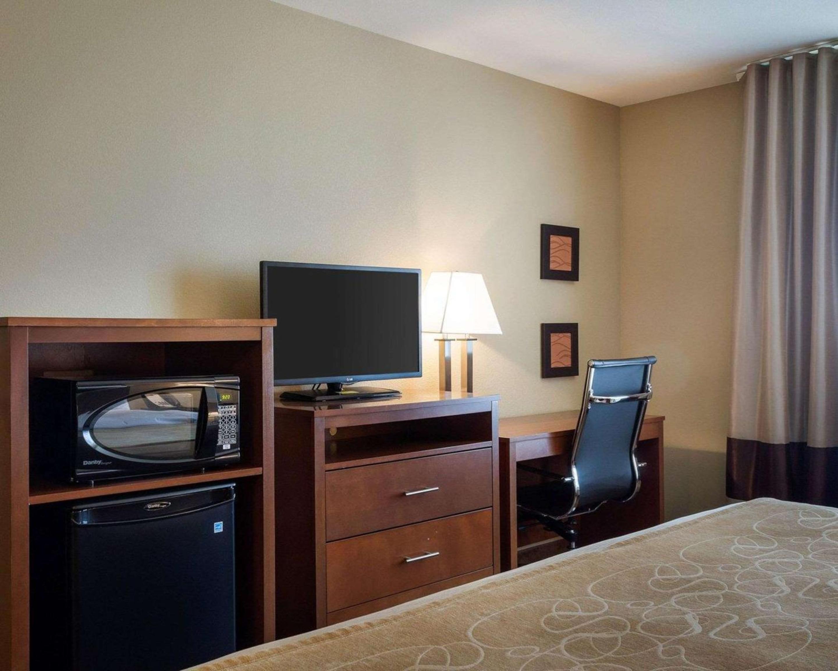 Queen Room with Two Queen Beds photo 2
