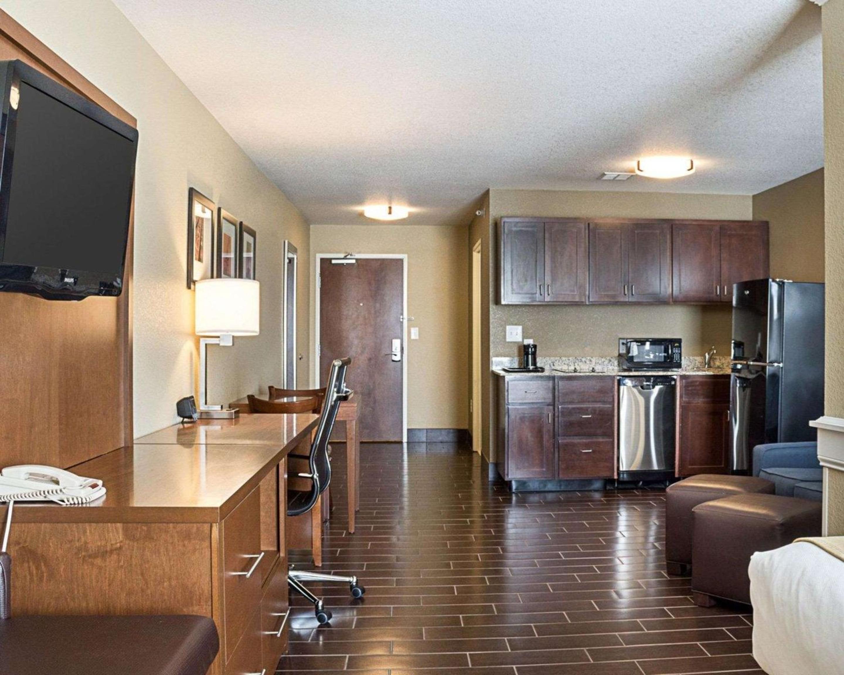 King Suite with Kitchen - Non-Smoking photo 2