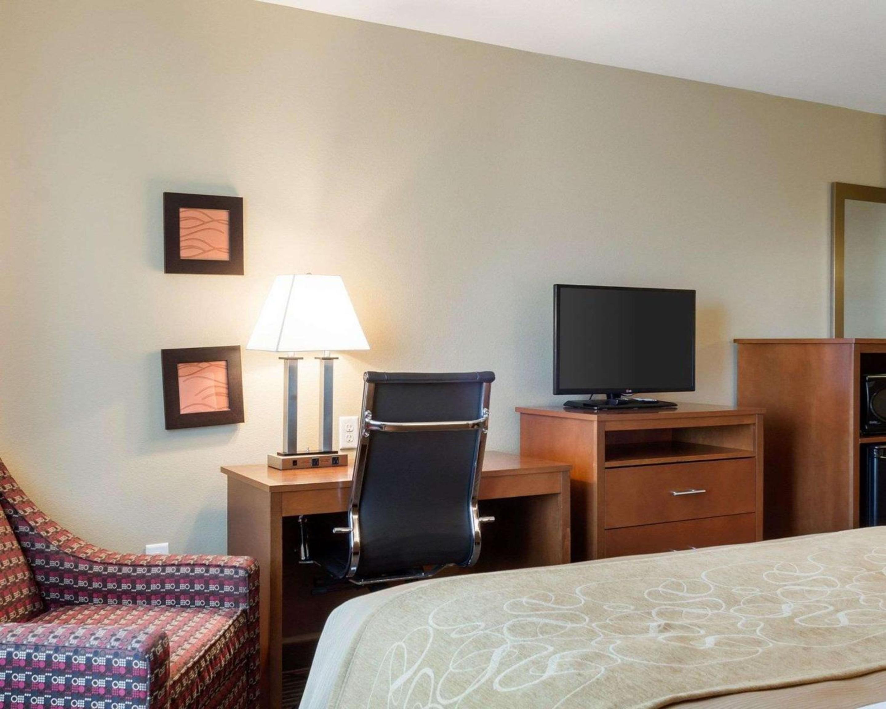 Queen Room with Two Queen Beds photo 3