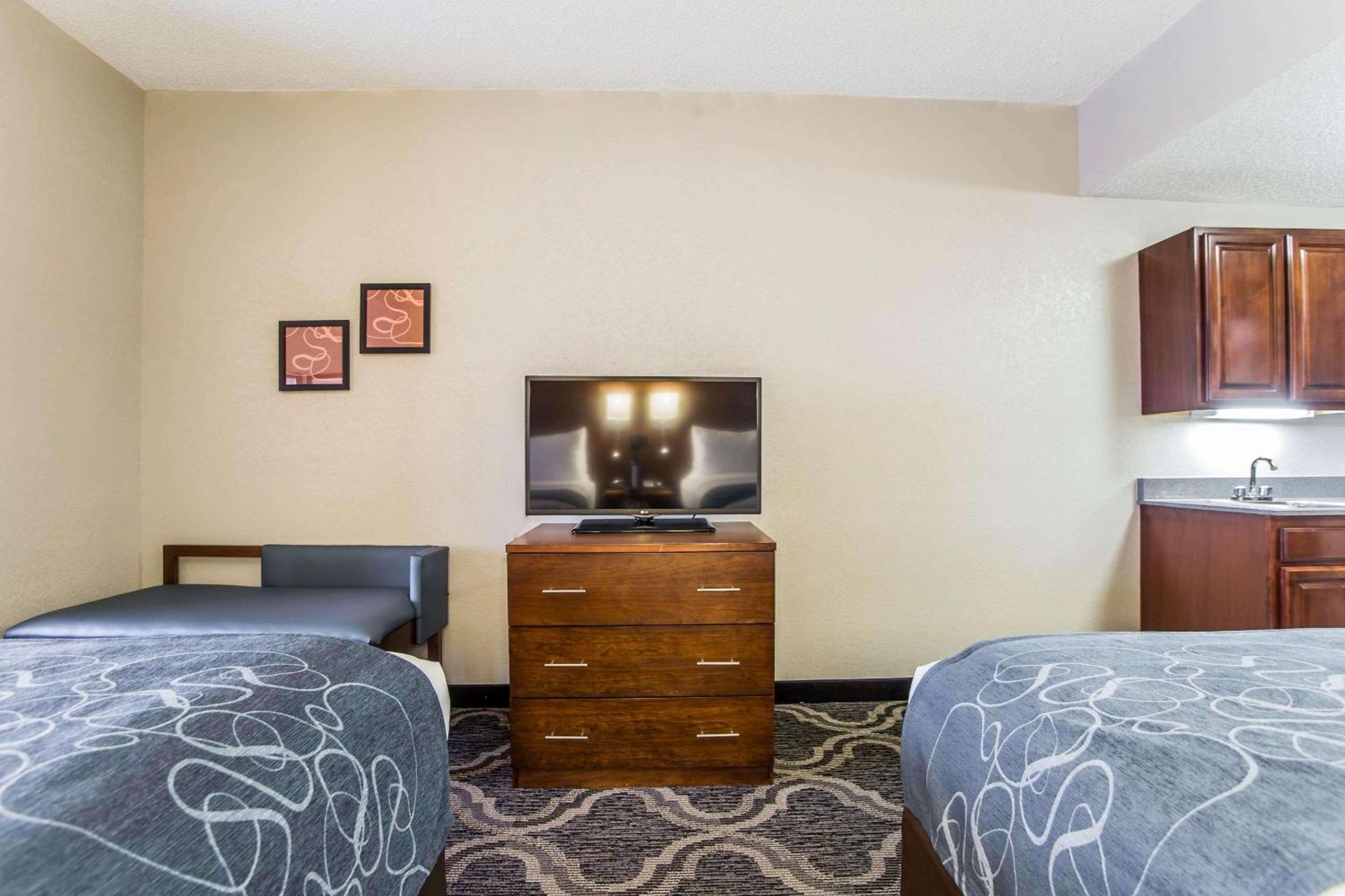 Queen Suite - Non-Smoking - Photo 2