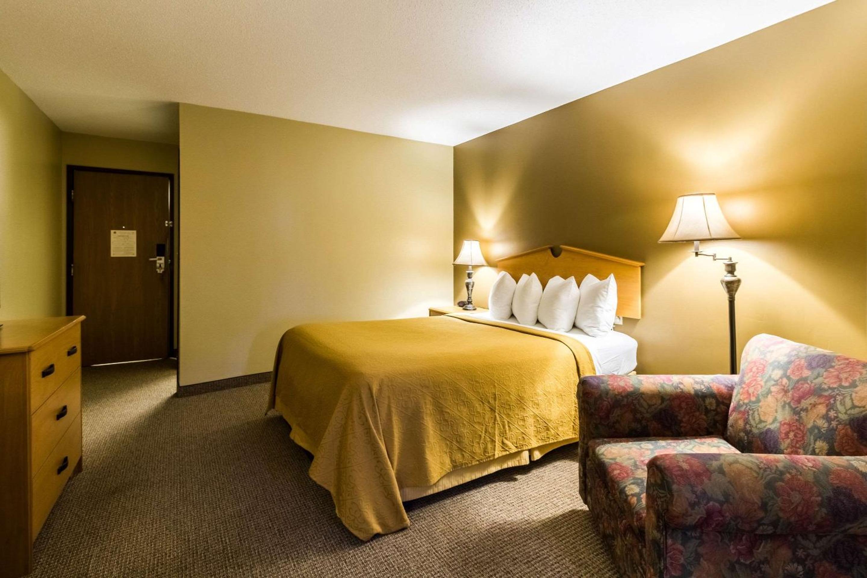 Queen Room - Non-Smoking photo 2