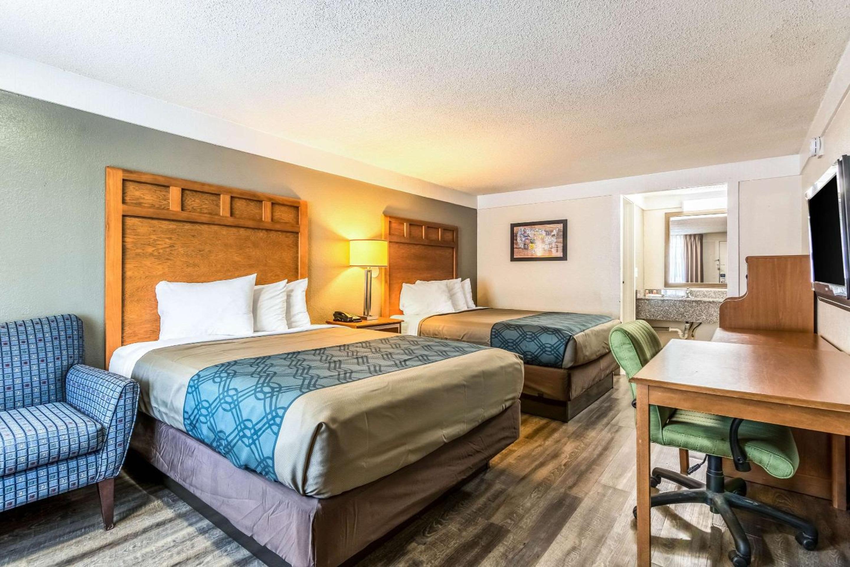 Double Room with Two Double Beds - Smoking - Photo 8