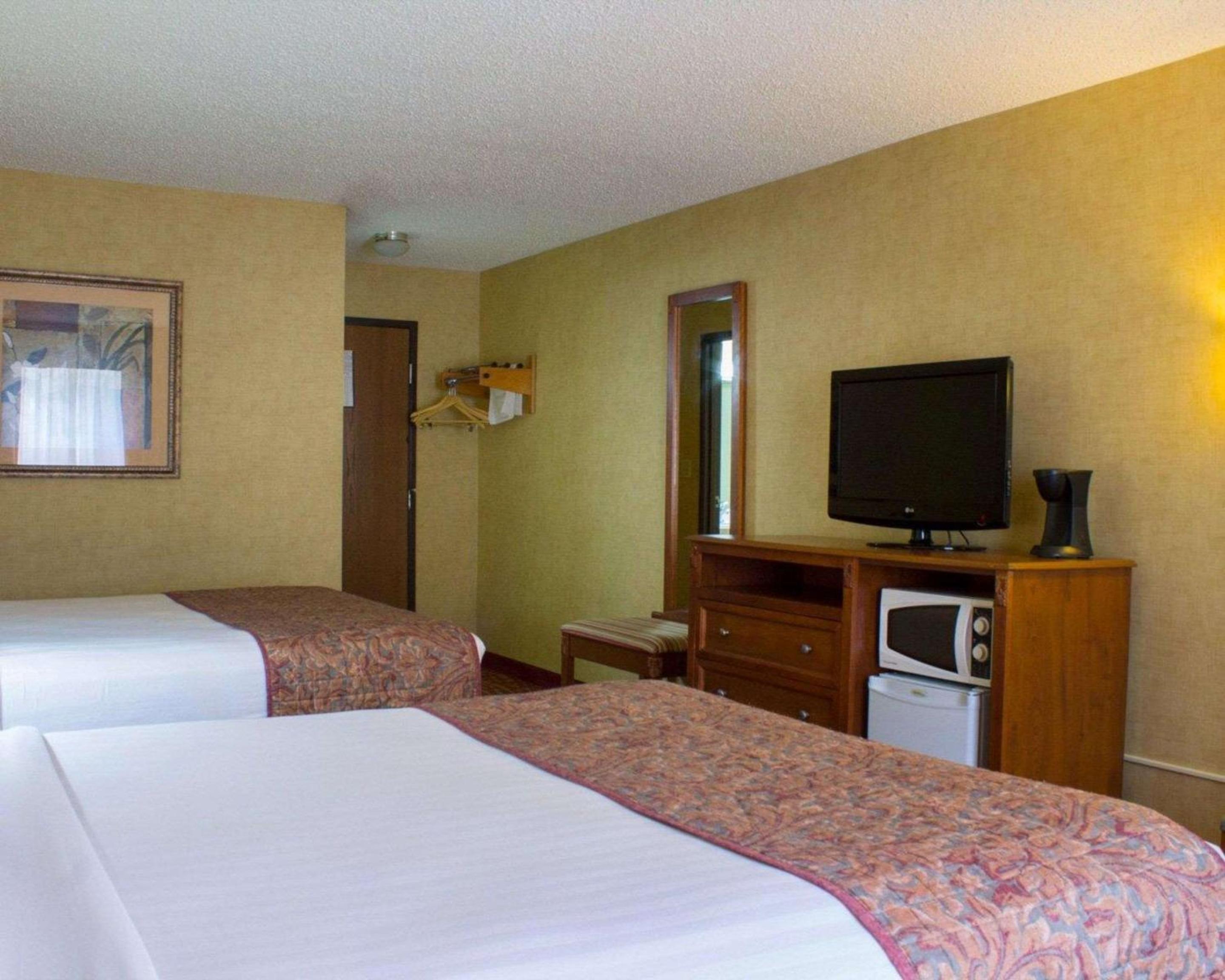 Queen Room with Two Queen Beds - Non-Smoking - Photo 1