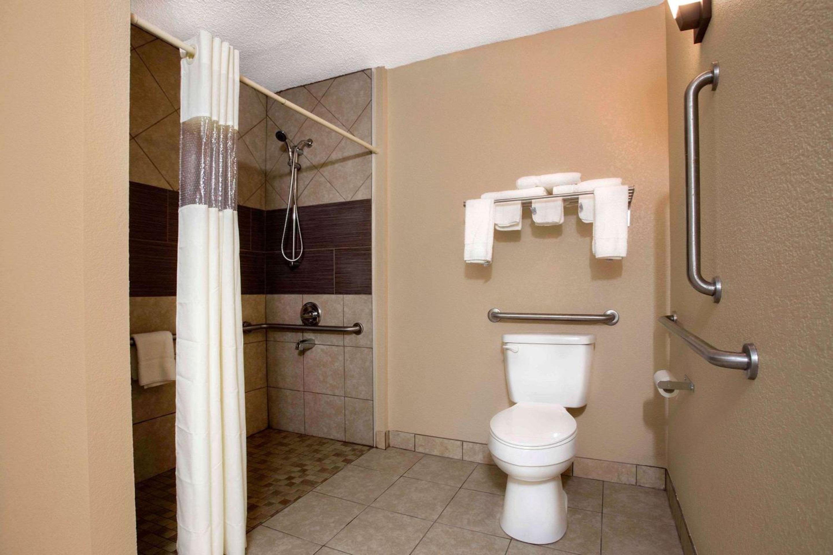King Room - Accessible/Non-Smoking - Photo 2