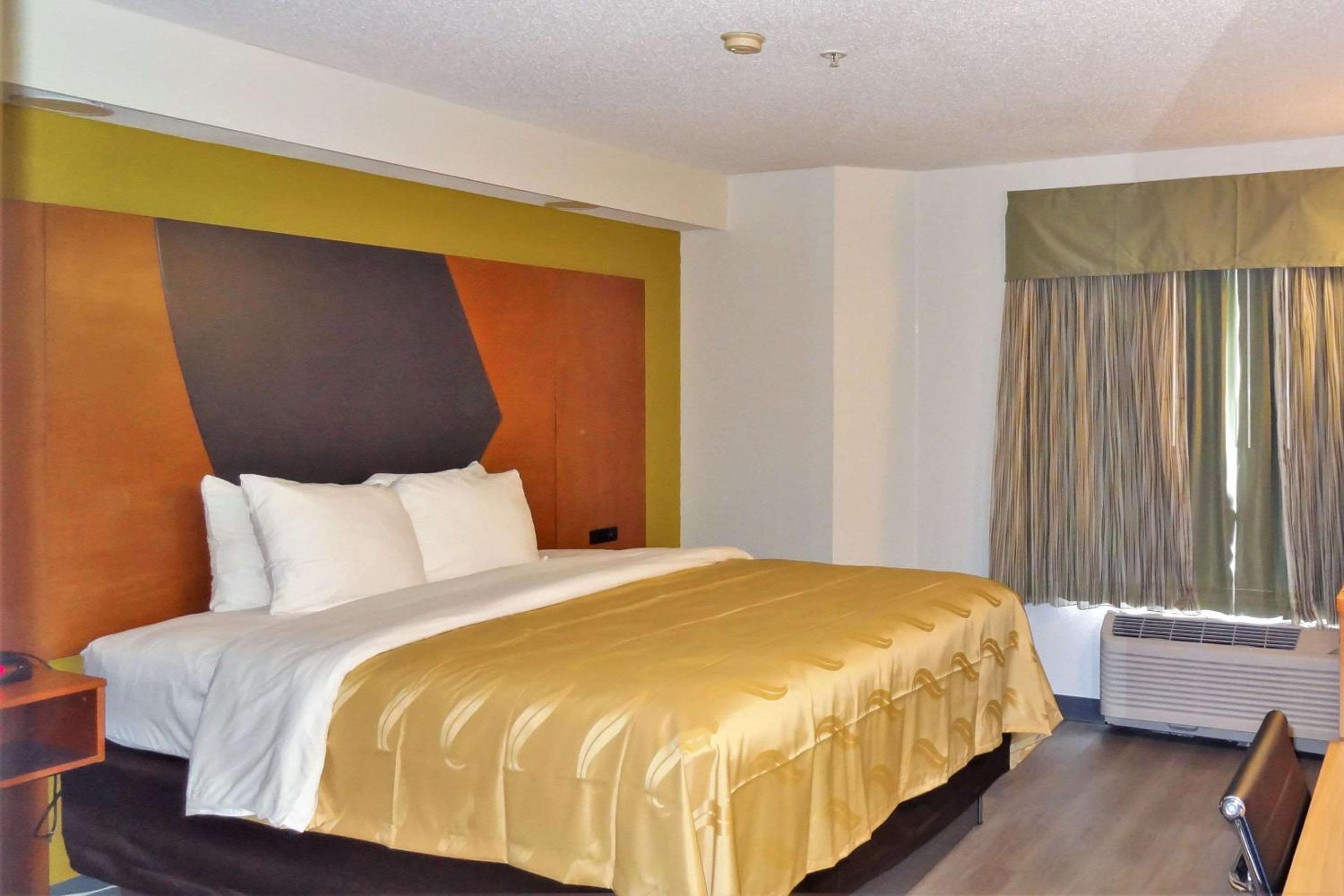 King Room - Non-Smoking - Photo 7