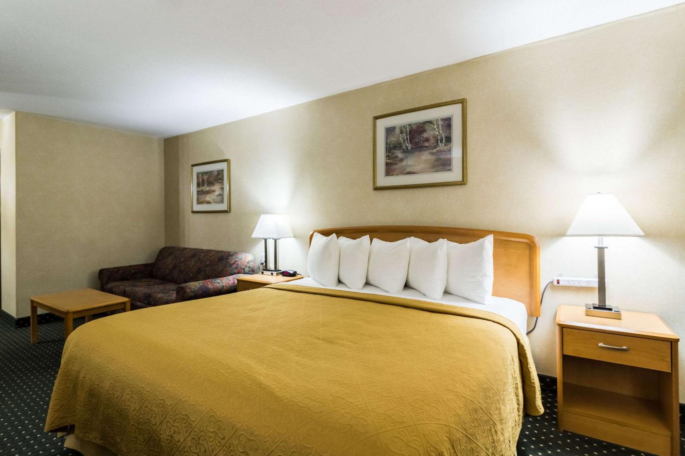 Upgraded Business King Room - Non-Smoking photo 2