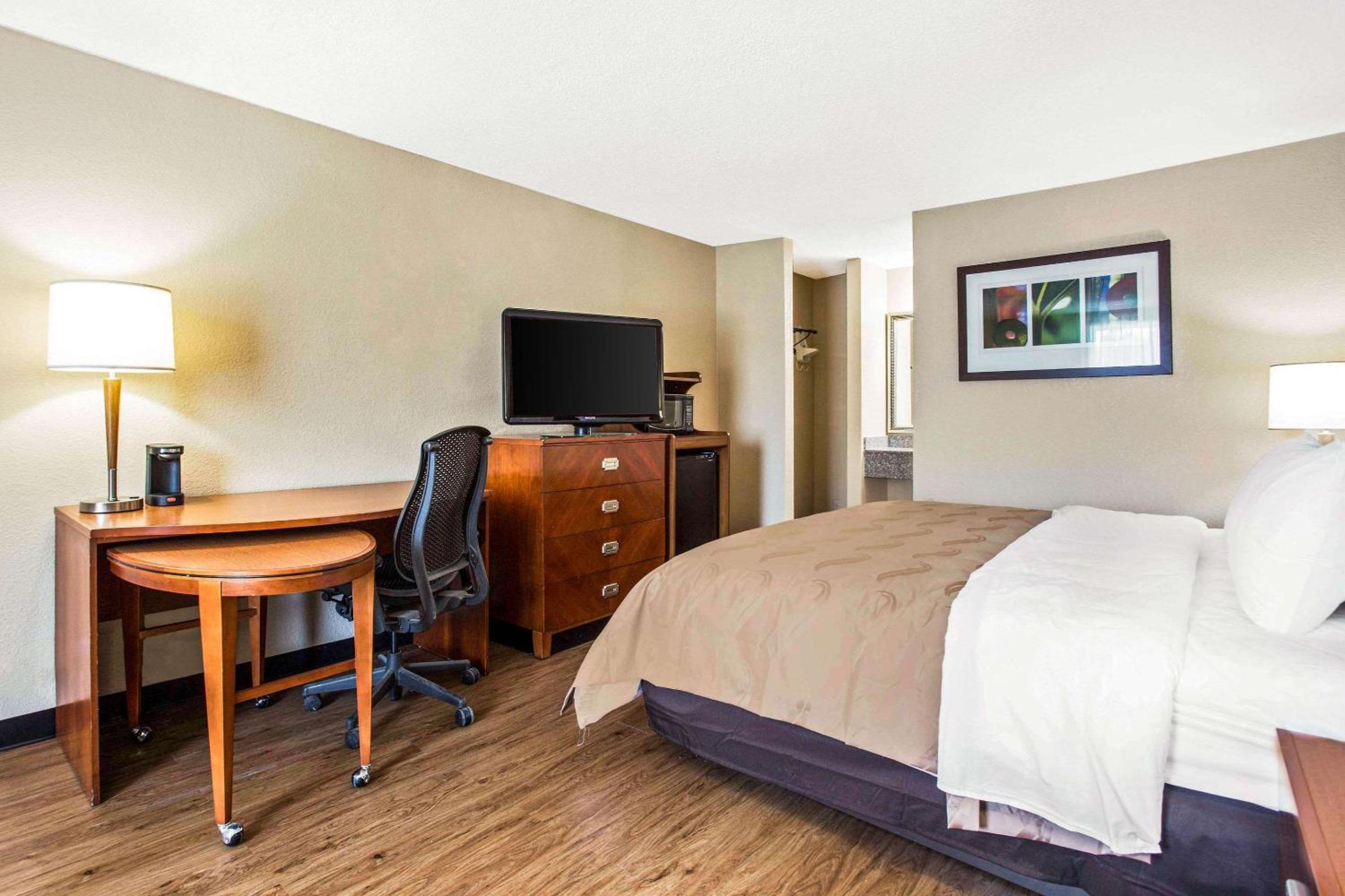 King Room - Non-Smoking - Photo 9