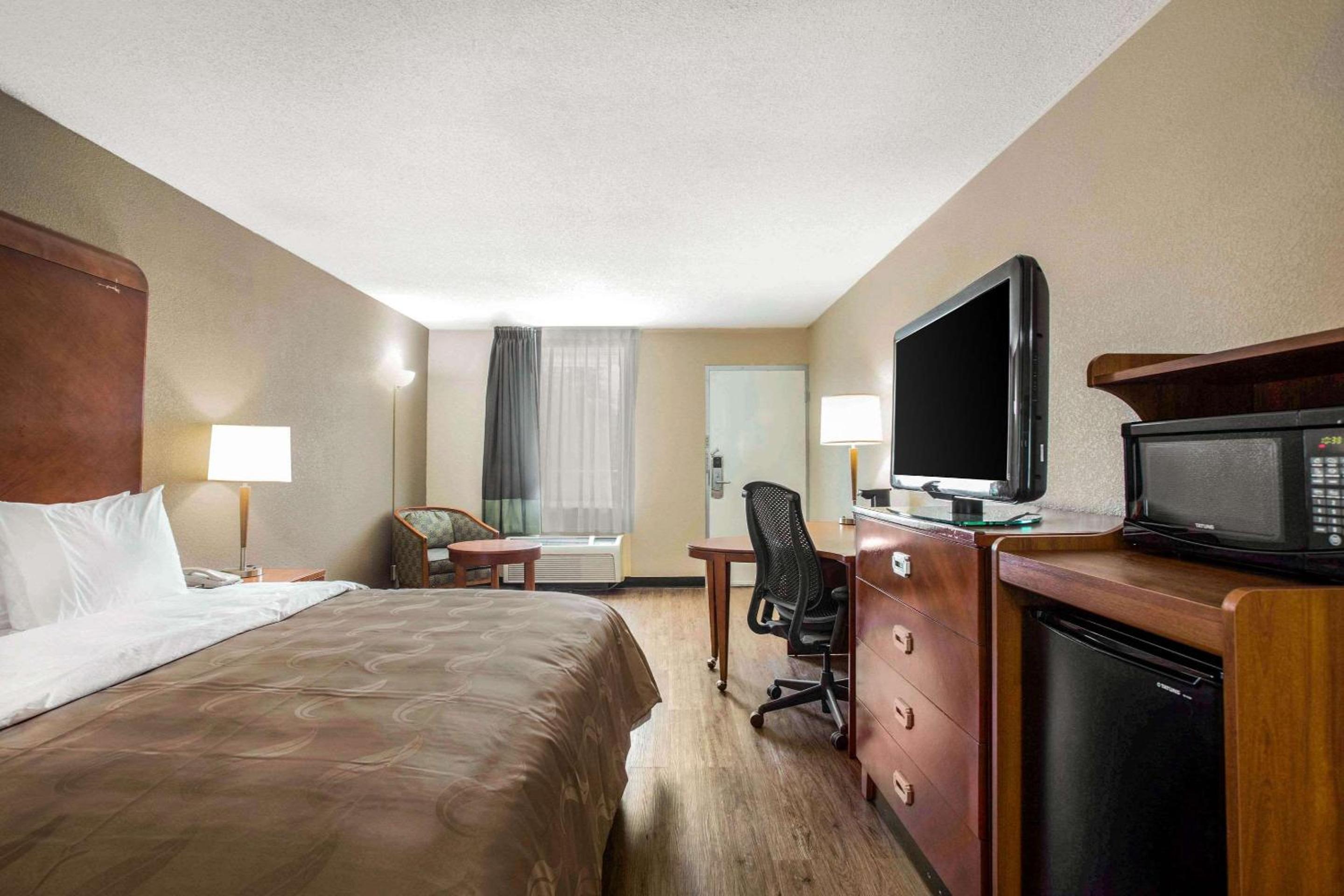 King Room - Non-Smoking - Photo 6