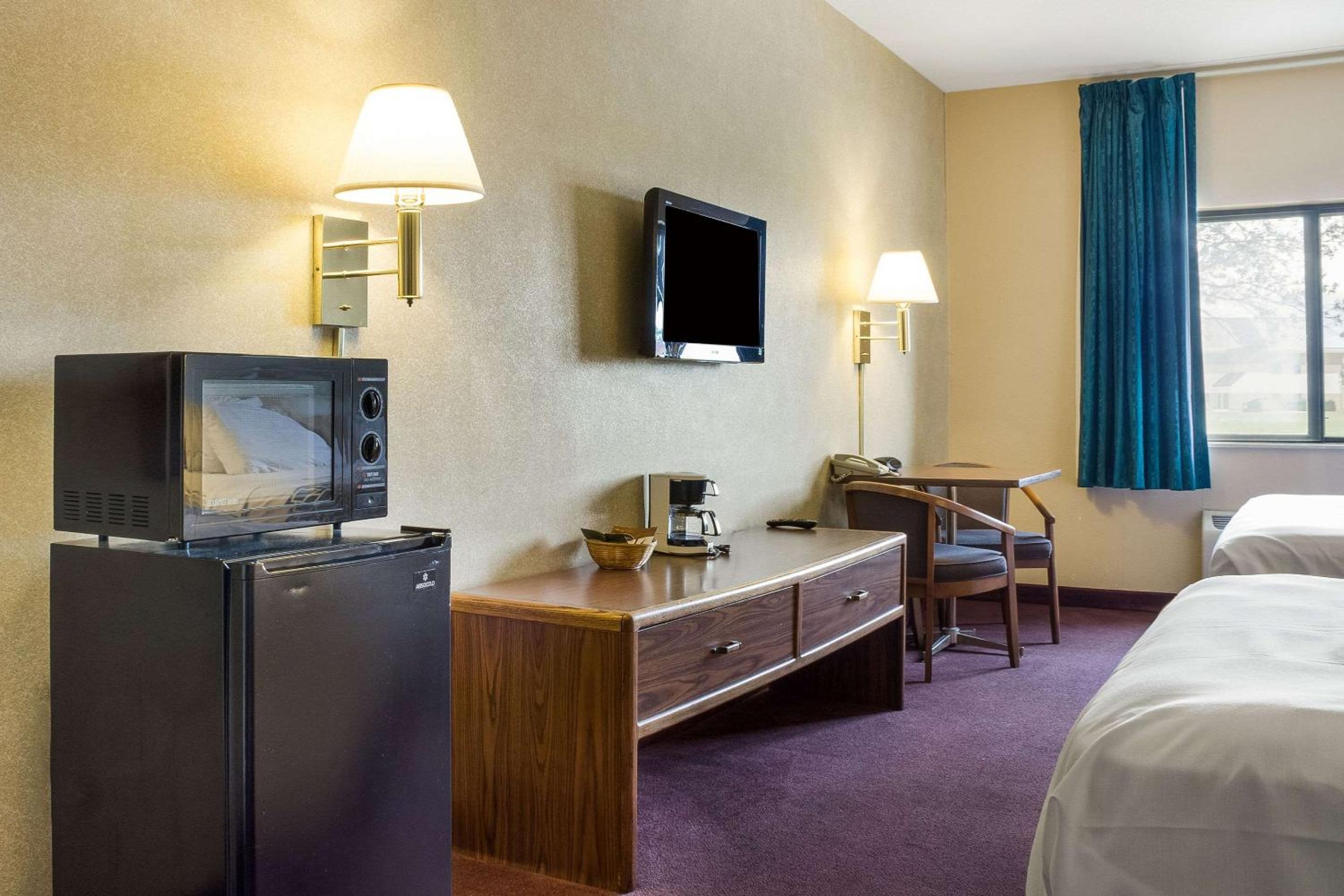 Queen Room with Two Queen Beds - Non-Smoking photo 2