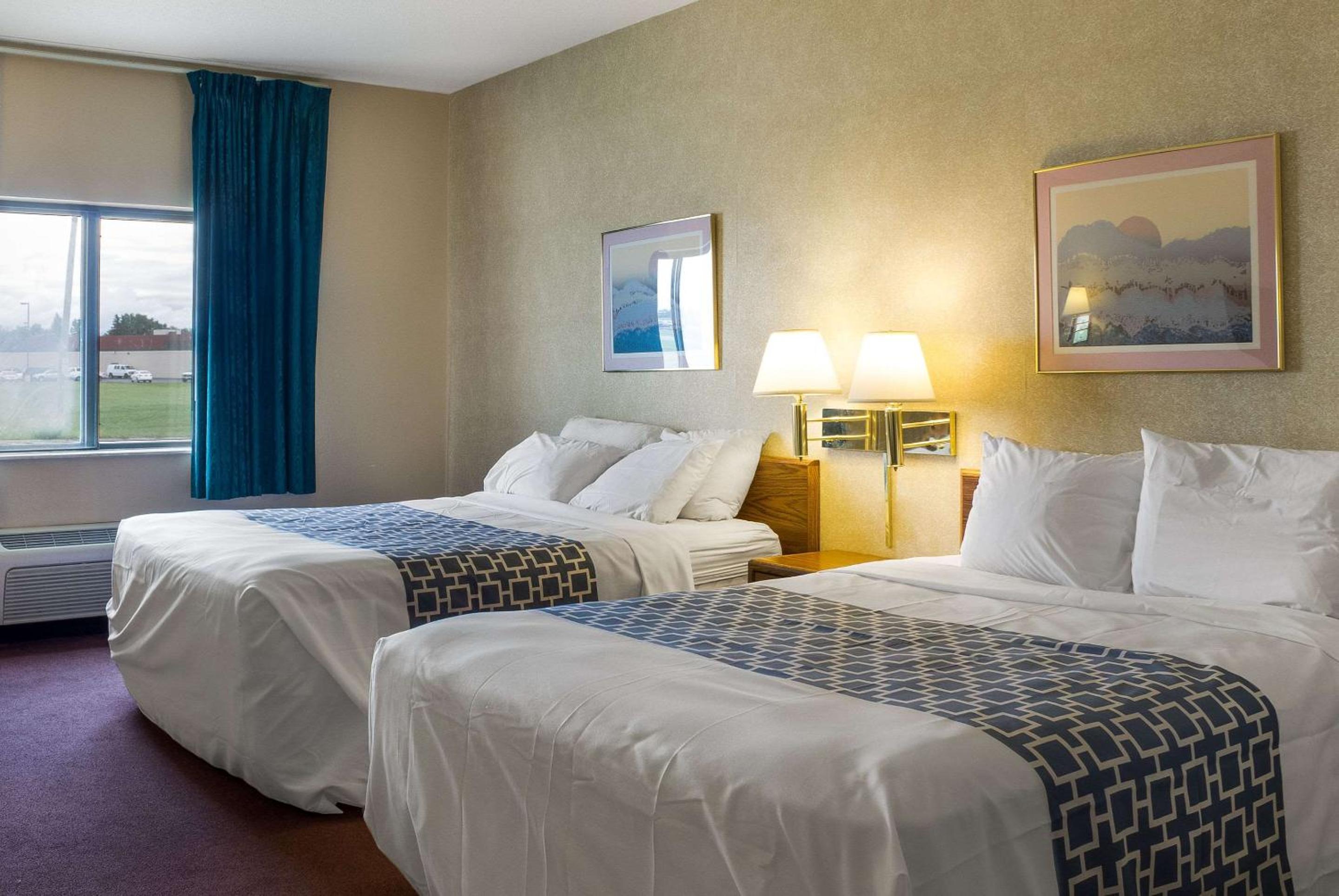 Queen Room with Two Queen Beds - Non-Smoking photo 3