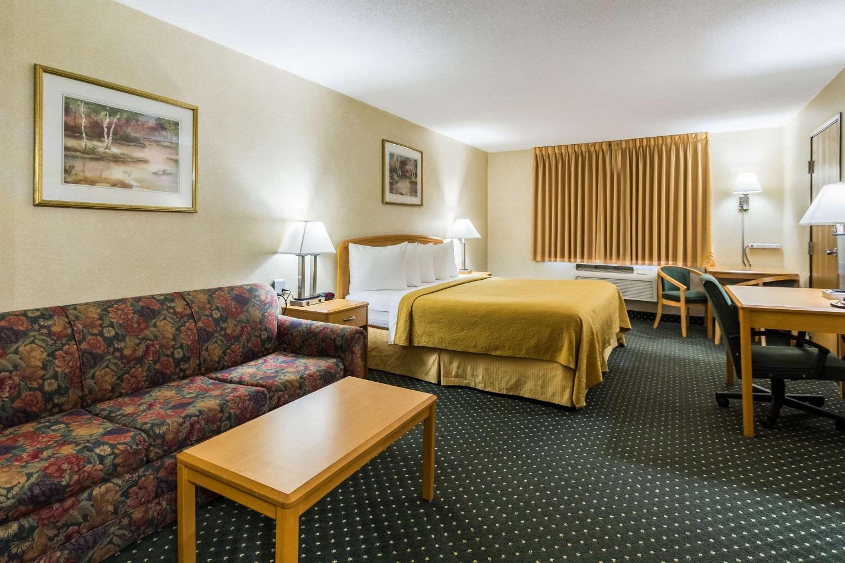 Upgraded Business King Room - Non-Smoking photo 3