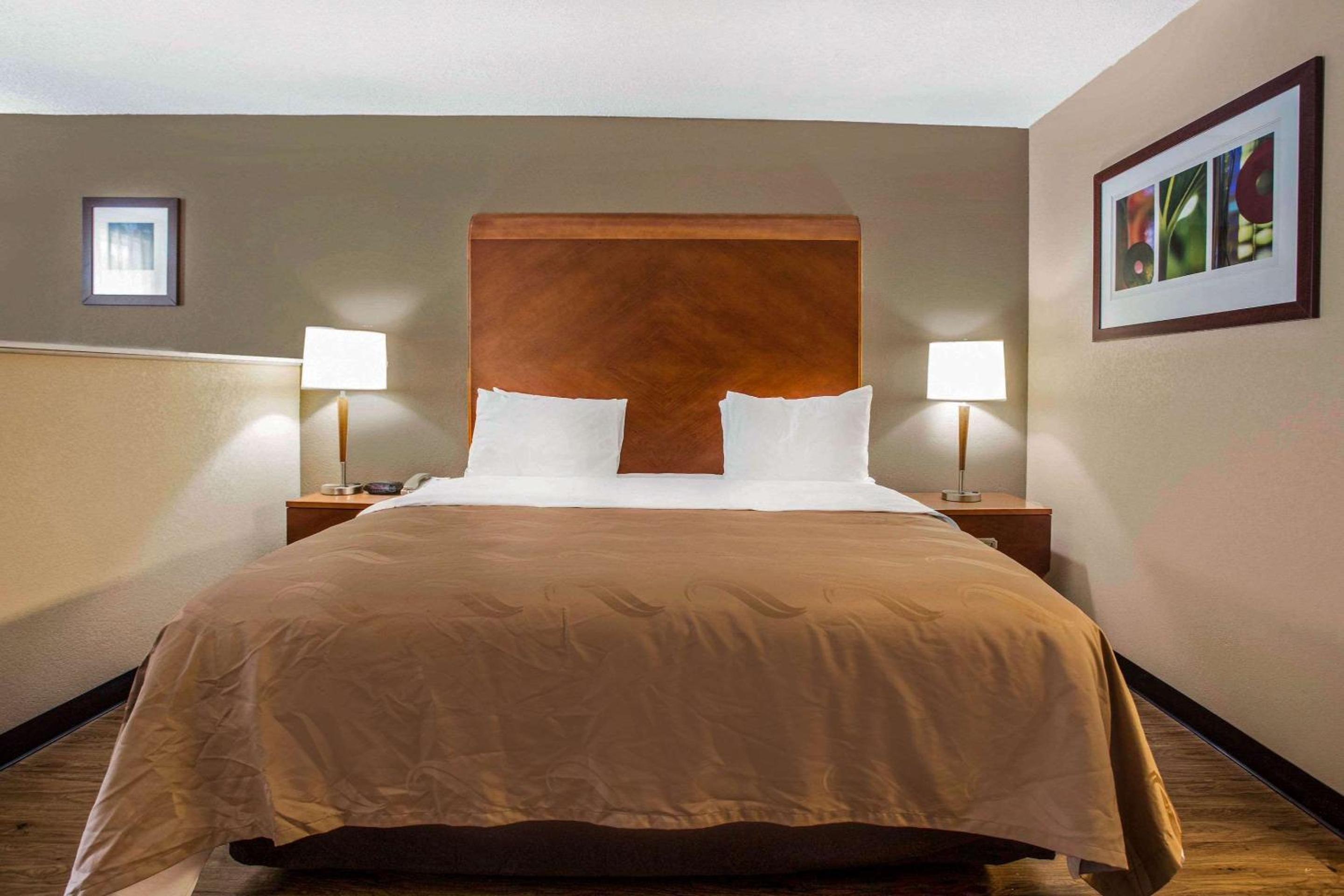 King Room - Non-Smoking - Photo 5