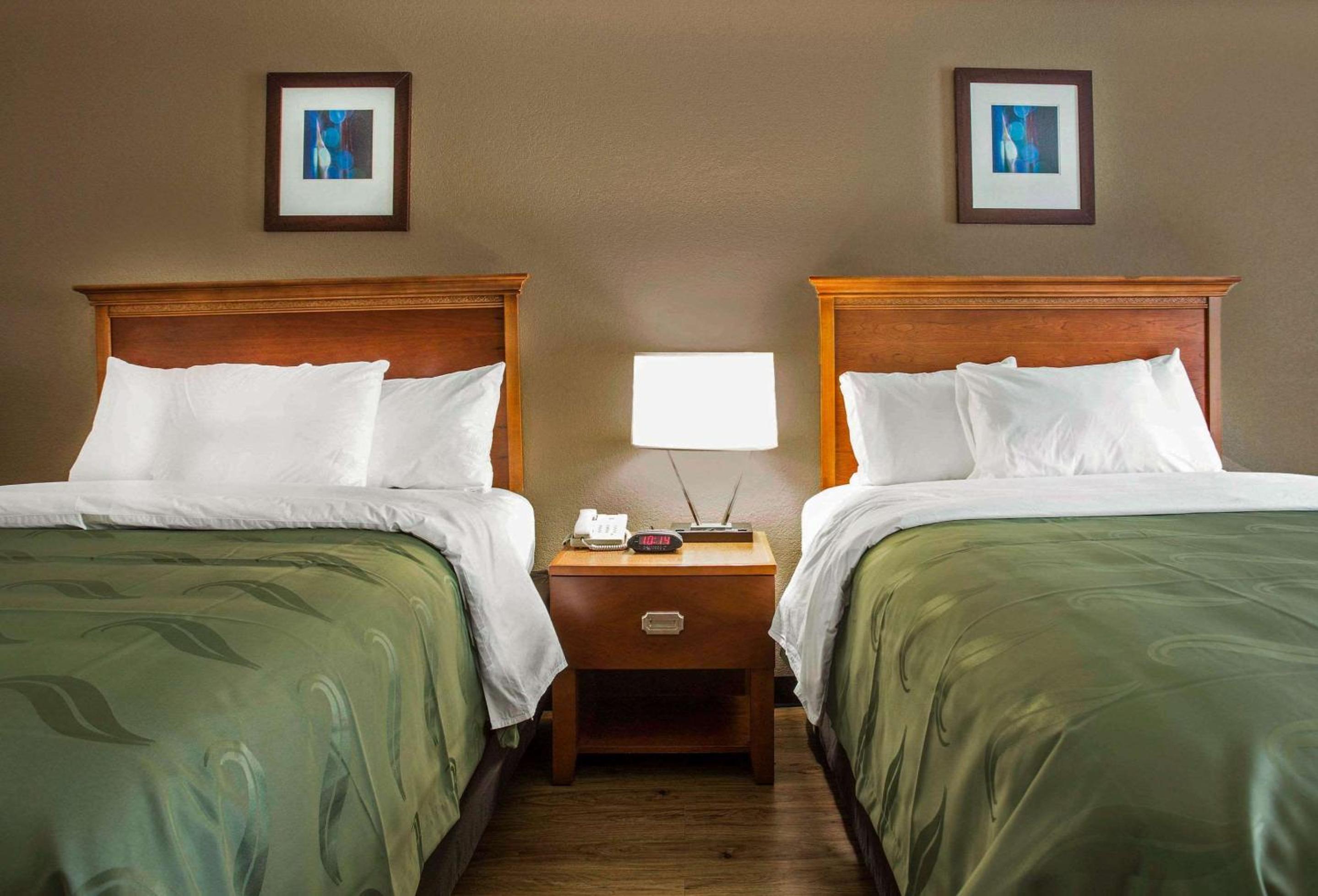 Queen Room with Two Queen Beds - Non-Smoking - Photo 2