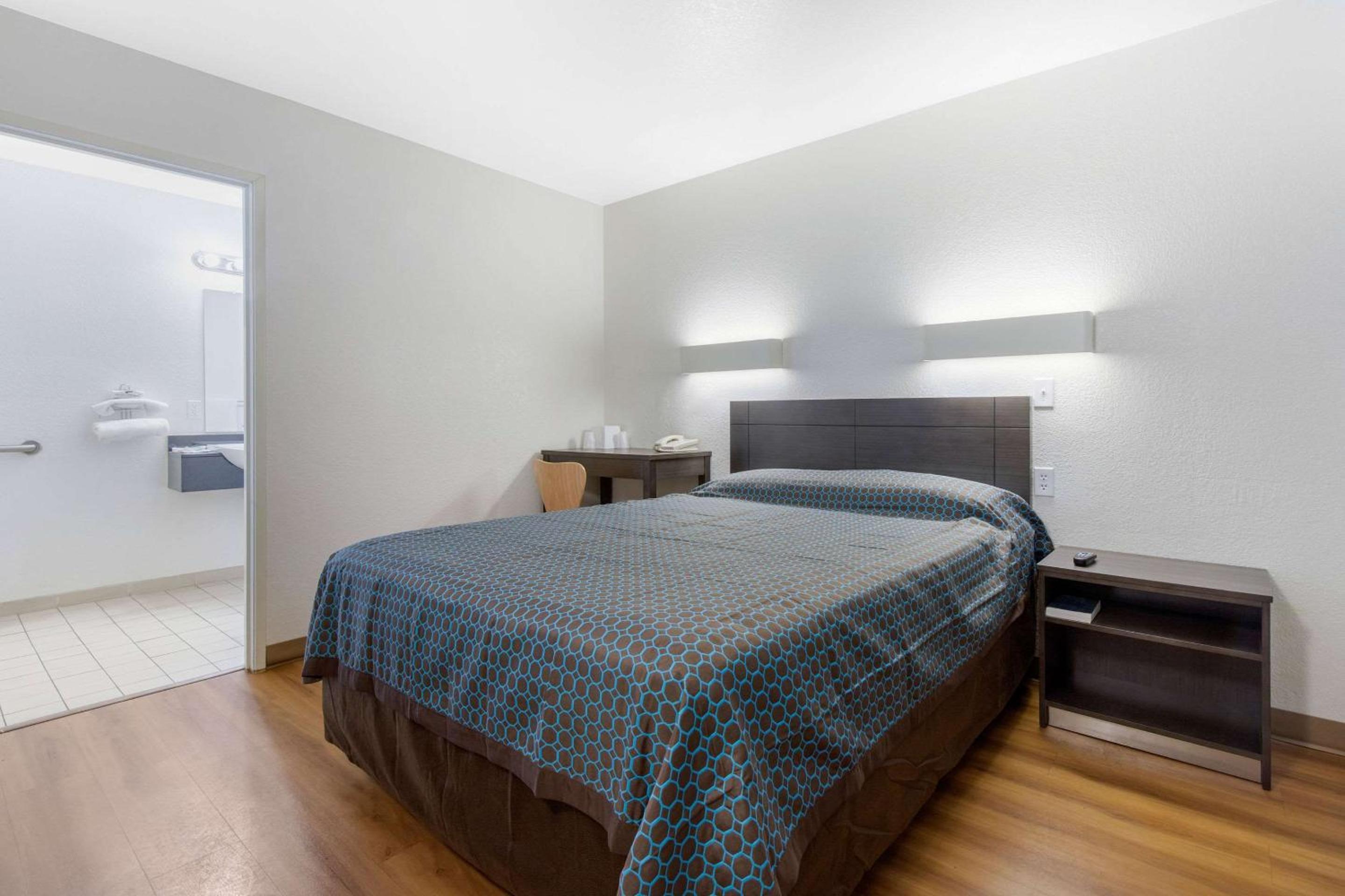 Queen Room - Disability Access/Non-Smoking photo 2