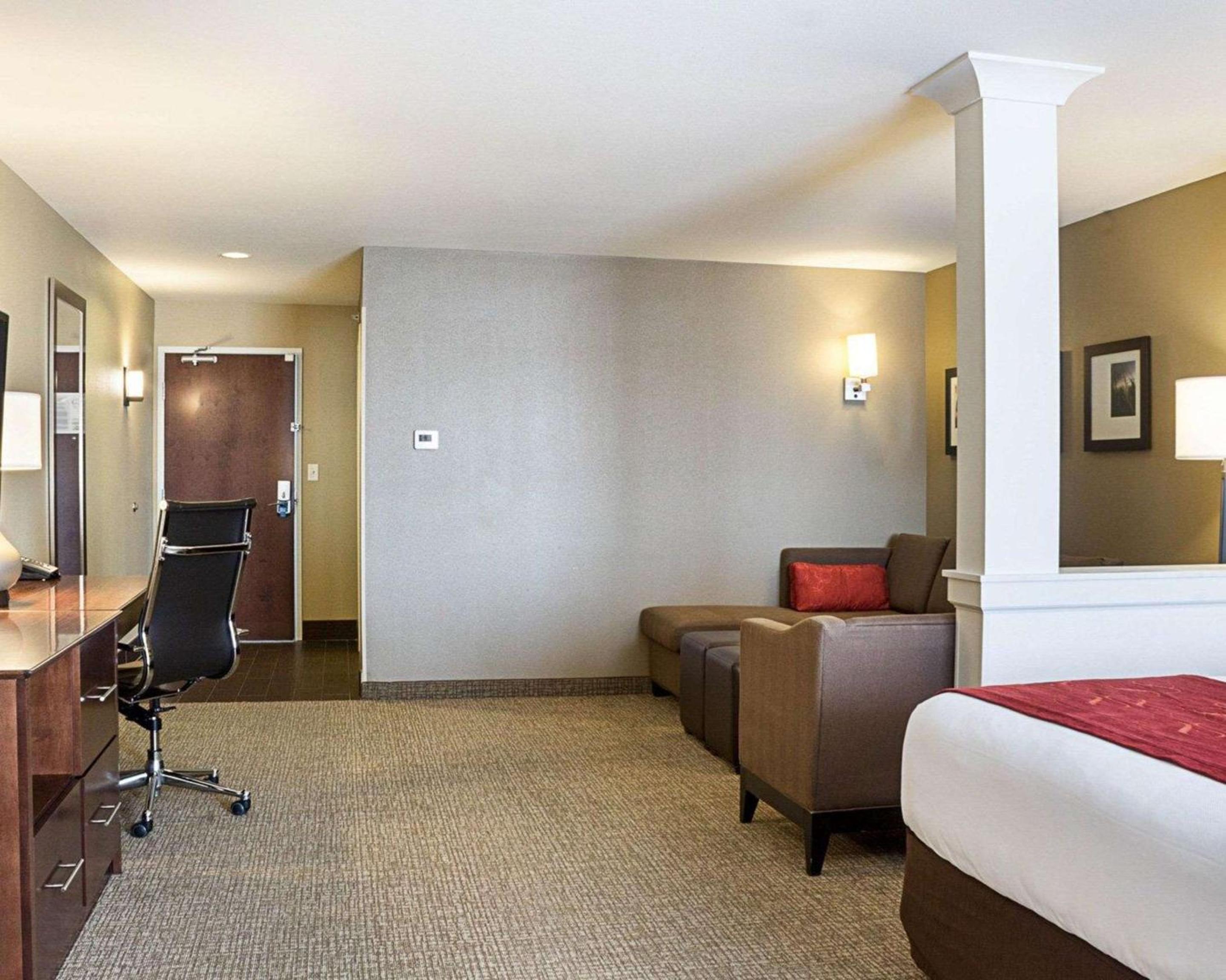 King Suite with Roll-In Shower - Accessible/Non-Smoking photo 2