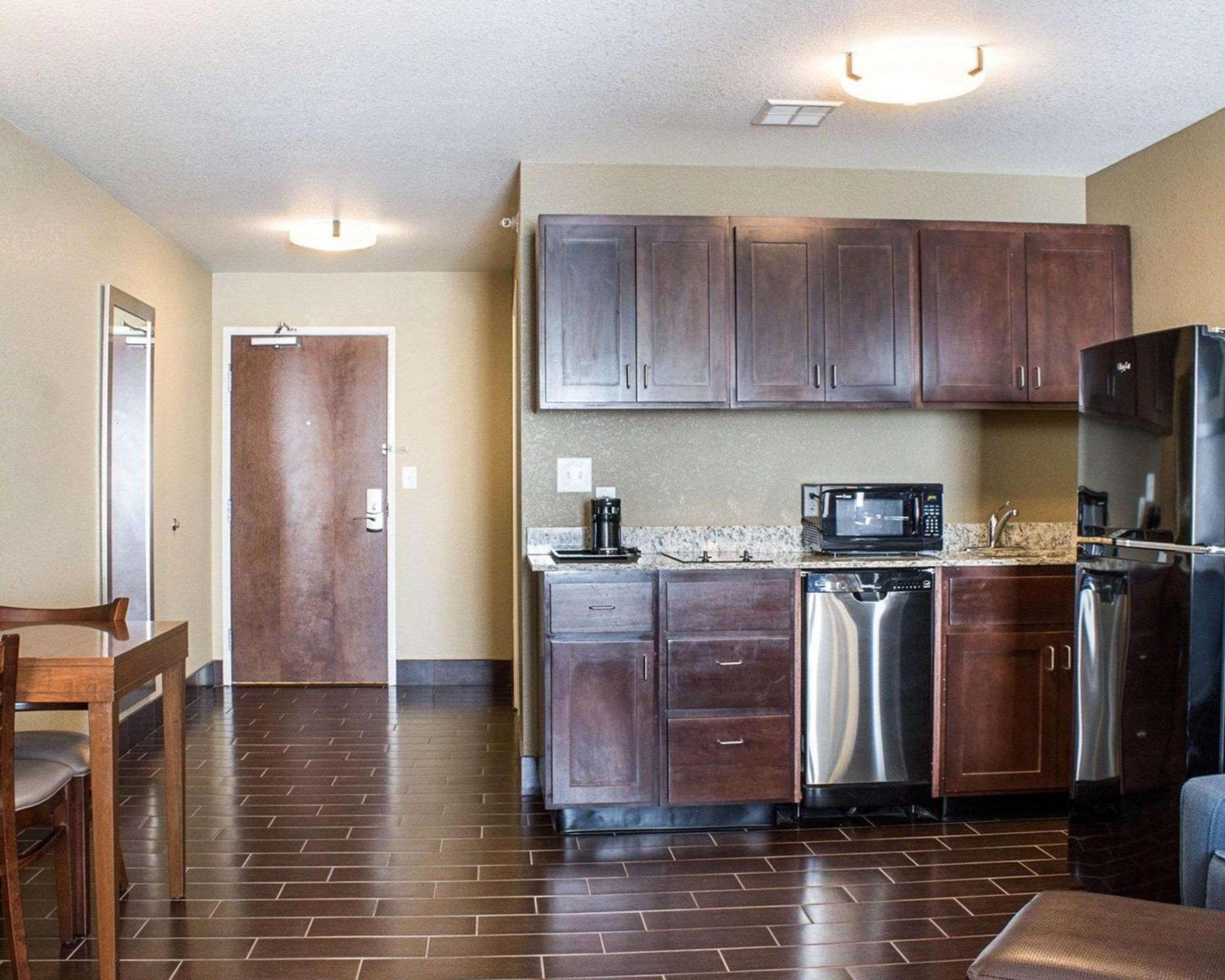 King Suite with Kitchen - Non-Smoking photo 3