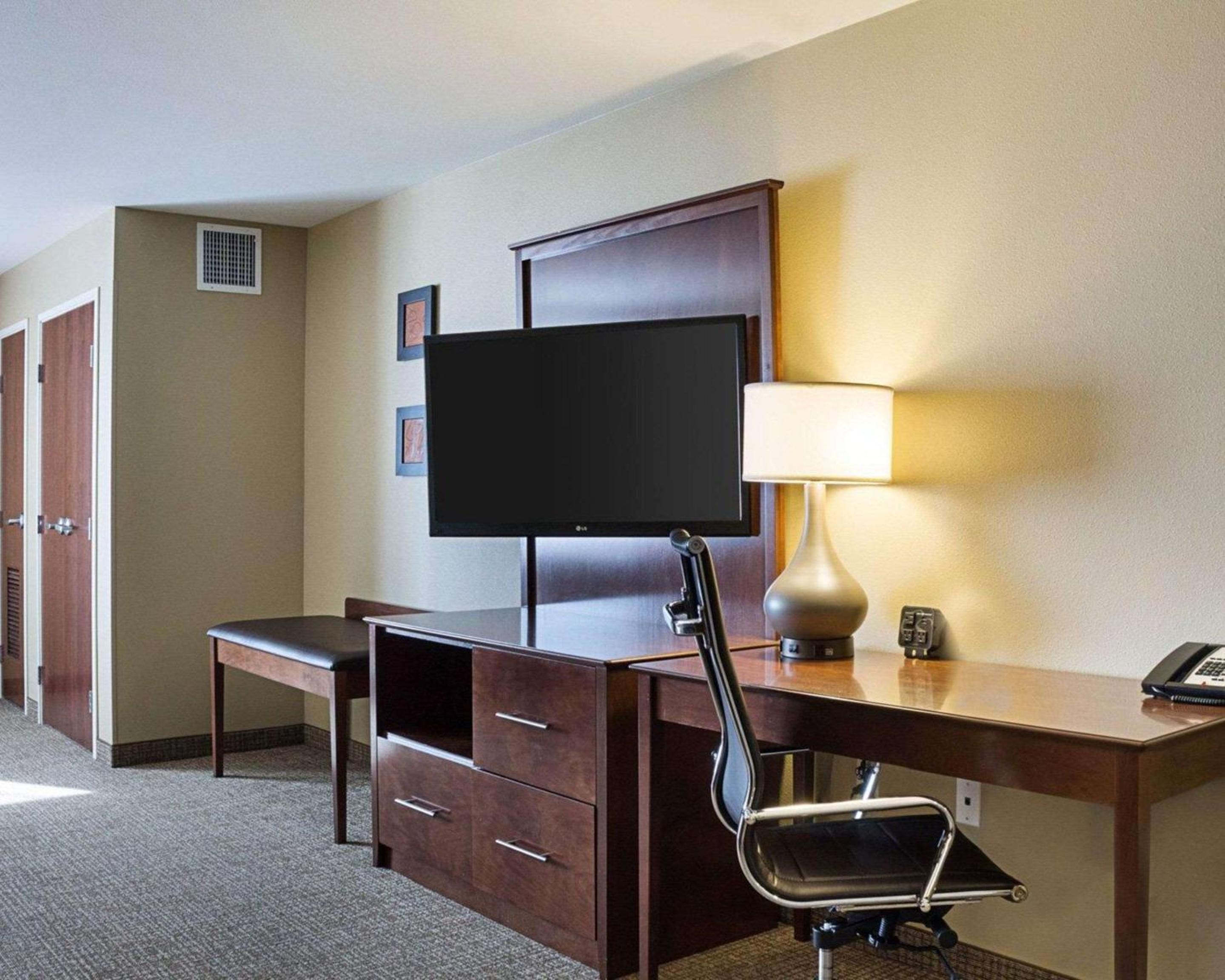 Suite with Two Queen Beds - Accessible/Non-Smoking photo 3