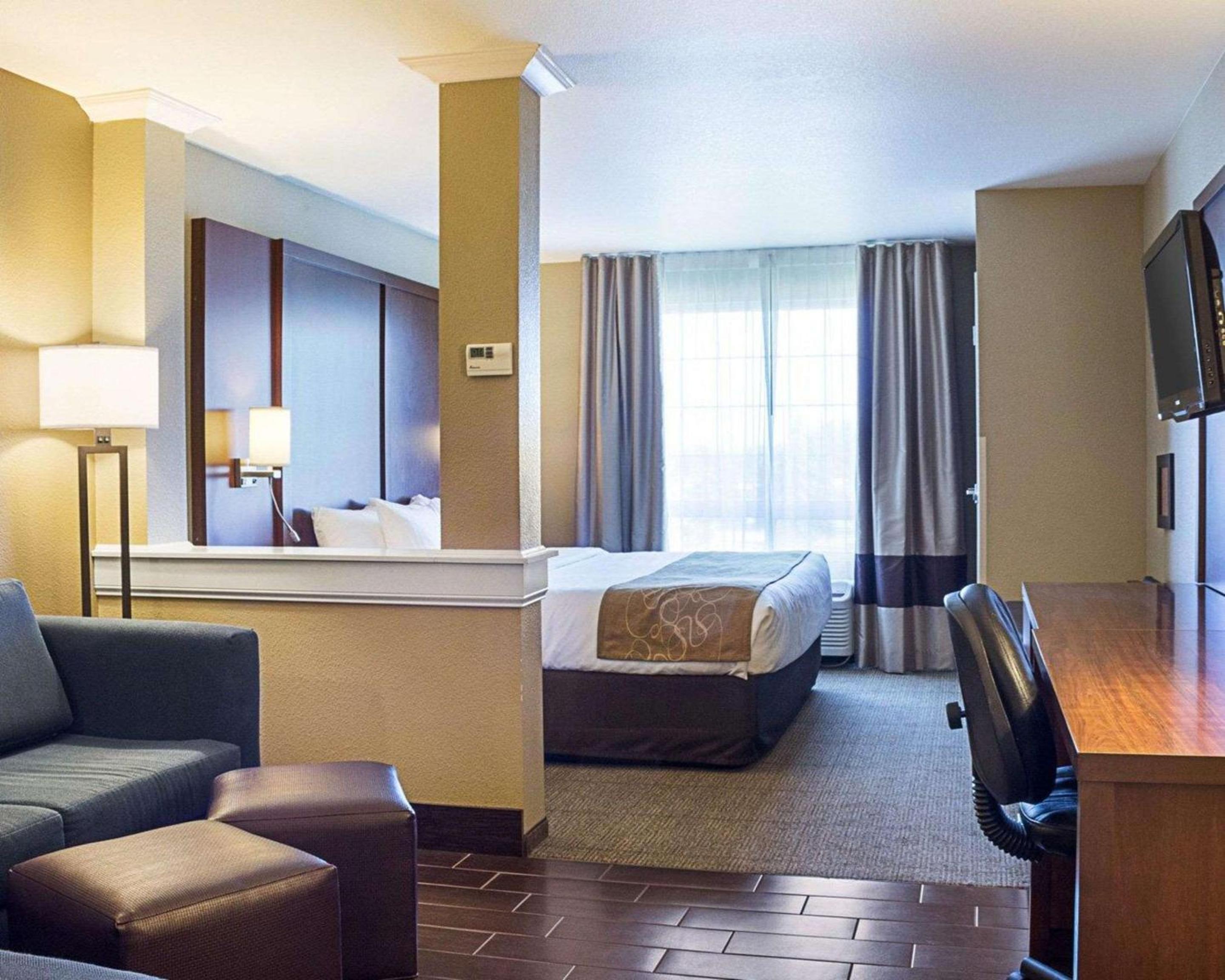 King Suite with Sofa Bed - Non-Smoking photo 2