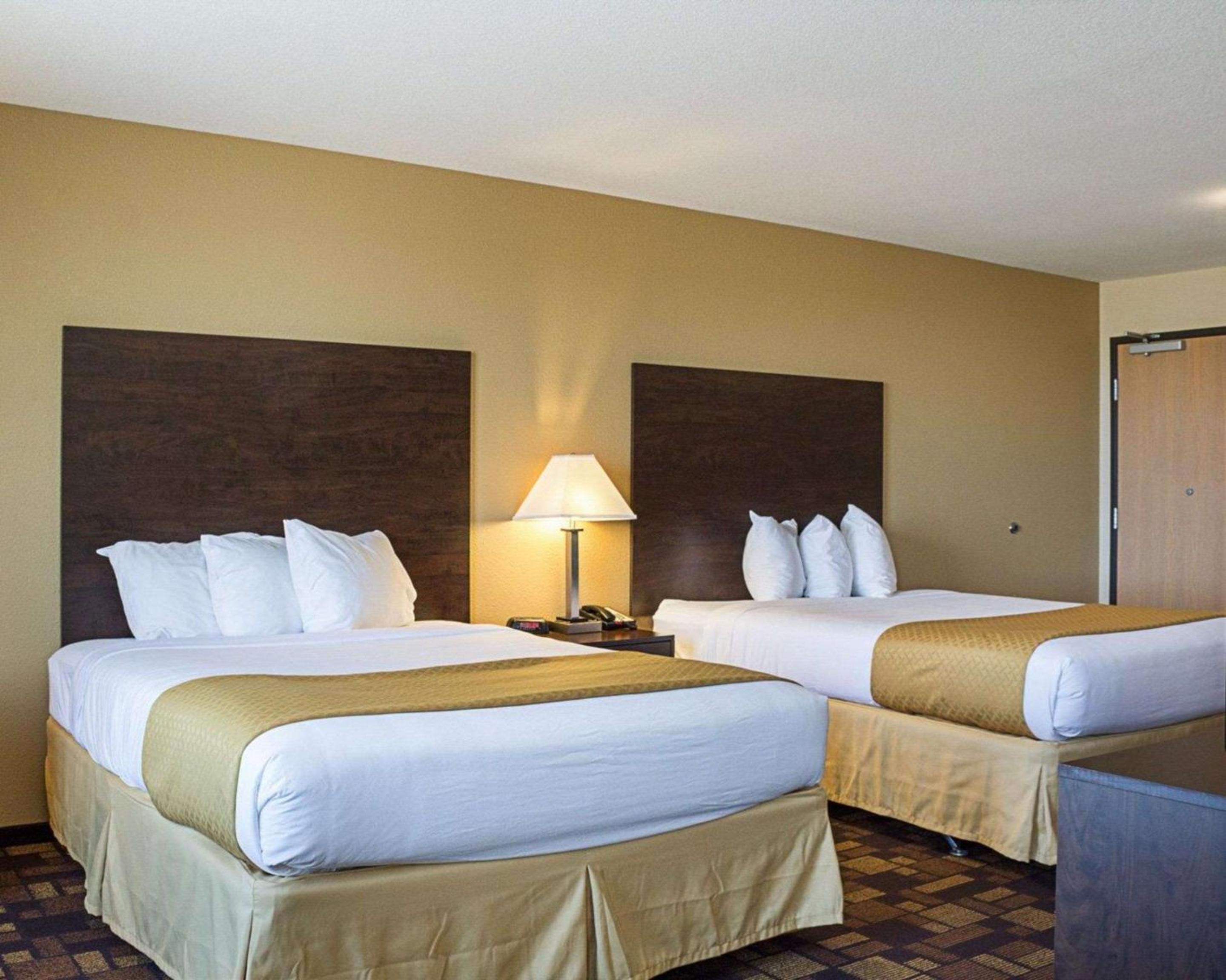 Queen Room with Two Queen Beds - Non-Smoking photo 2