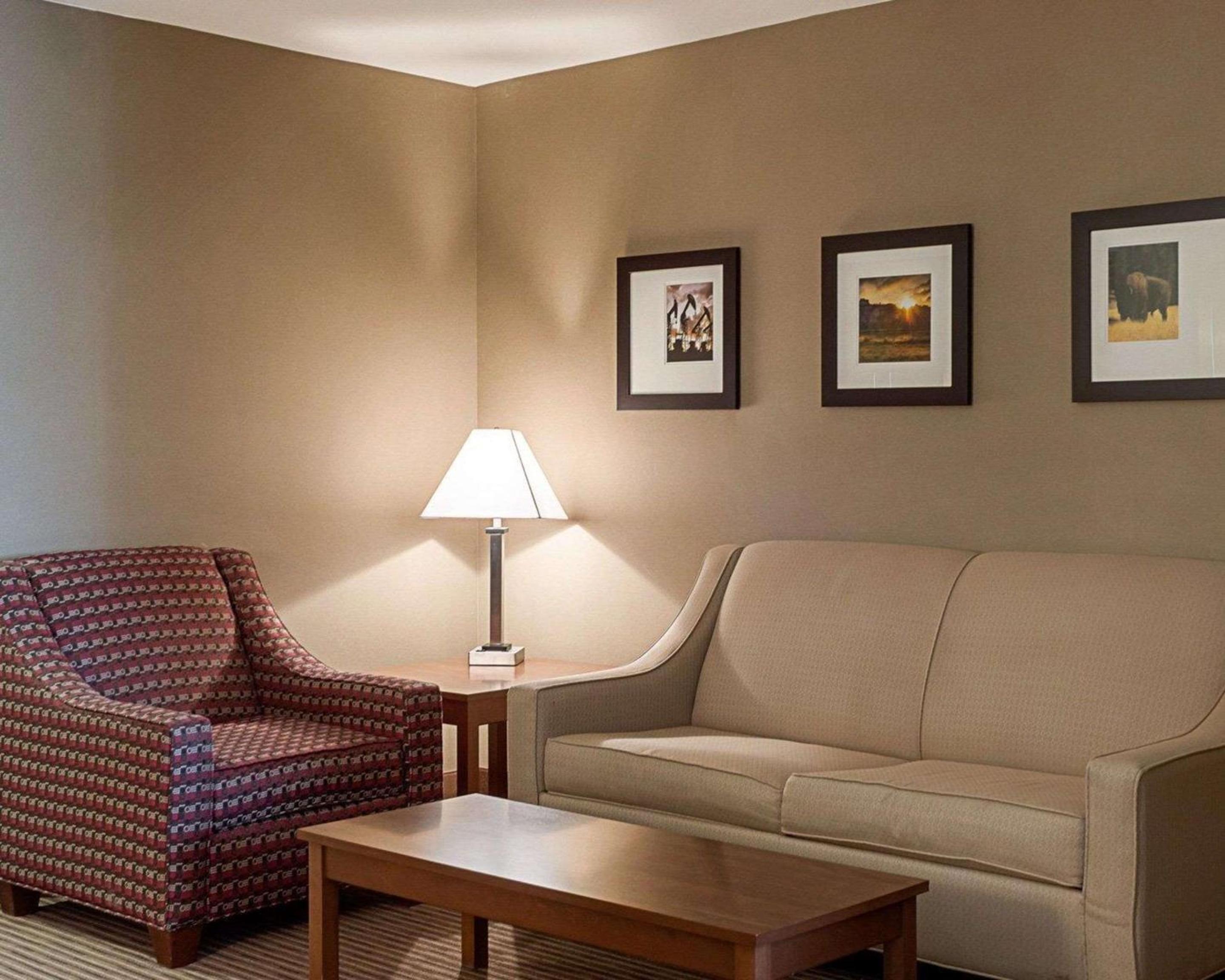 King Suite - Non-Smoking photo 3