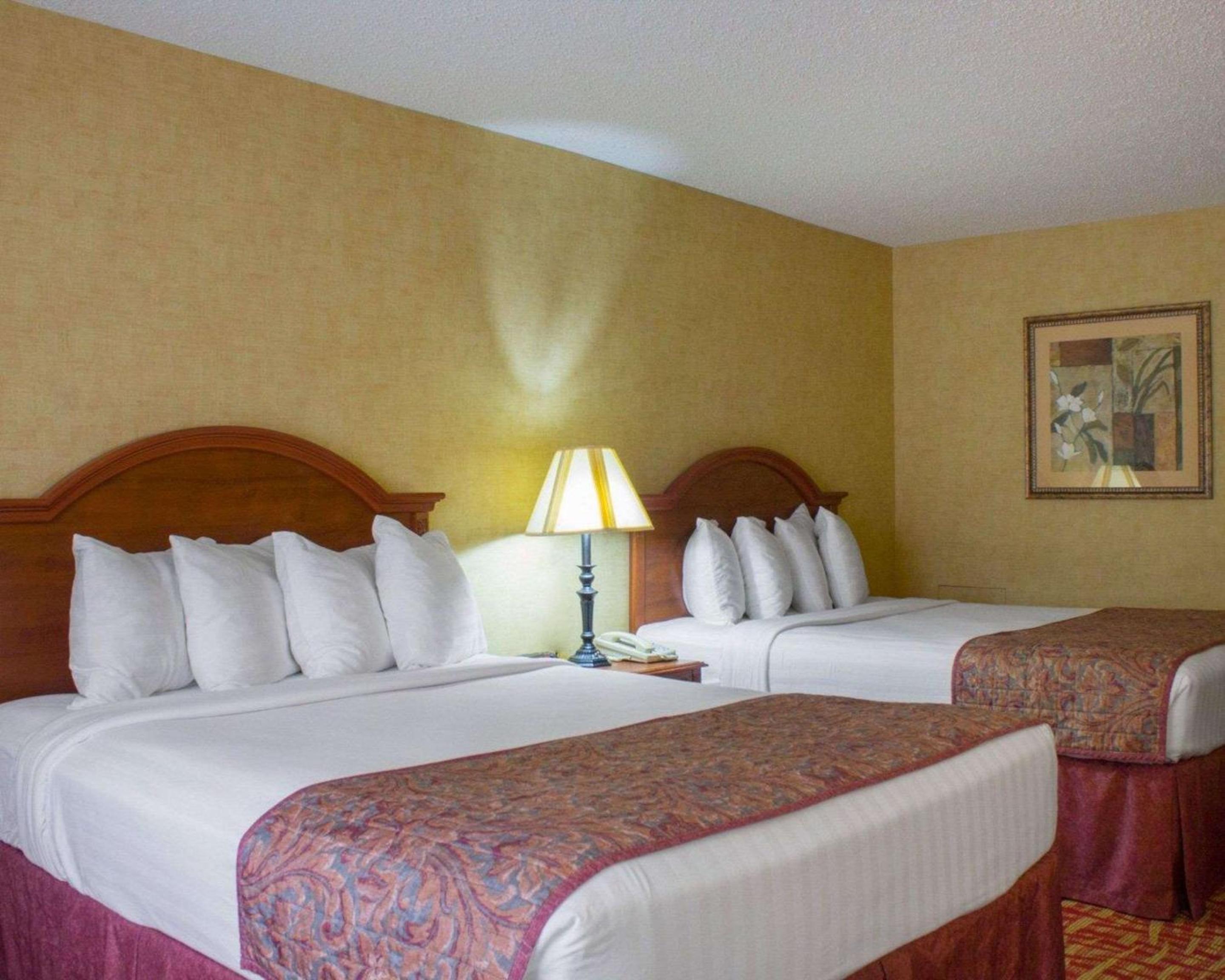 Queen Room with Two Queen Beds - Non-Smoking - Photo 3