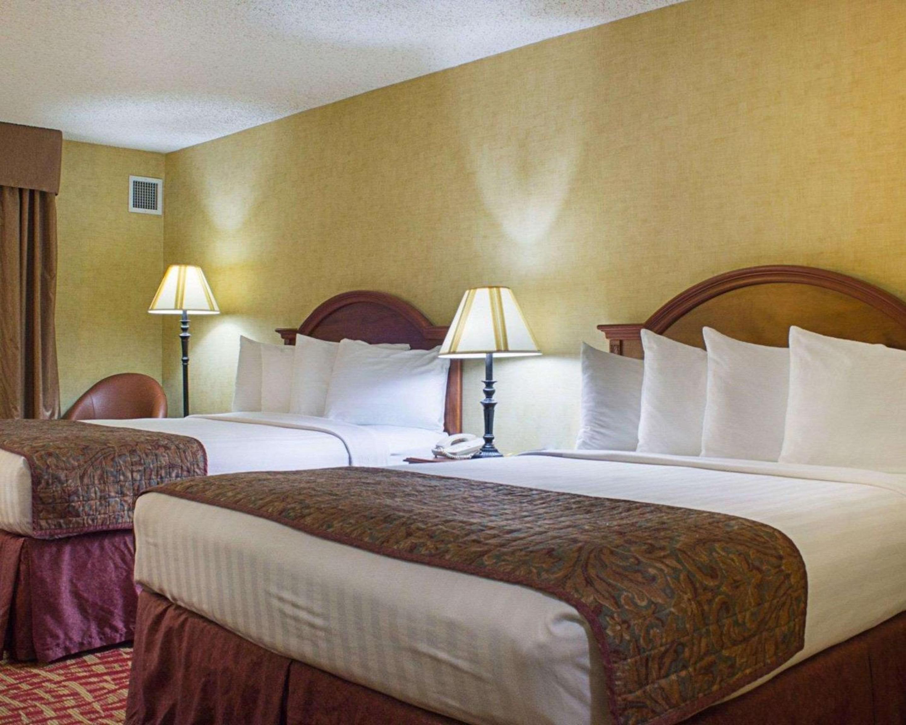 Queen Room with Two Queen Beds and Patio - Non-Smoking - Photo 3