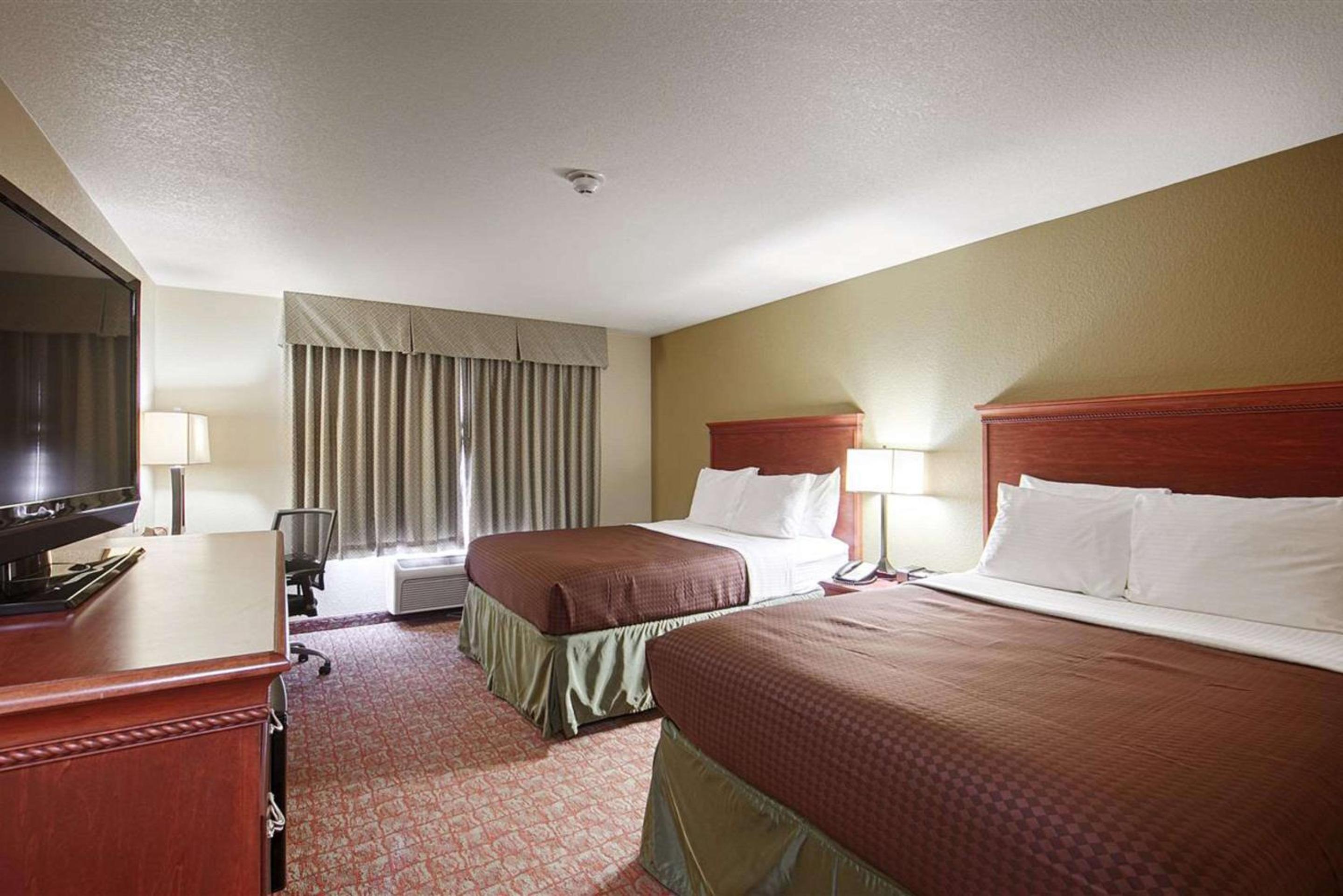 Queen Room with Two Queen Beds - Non-Smoking photo 1