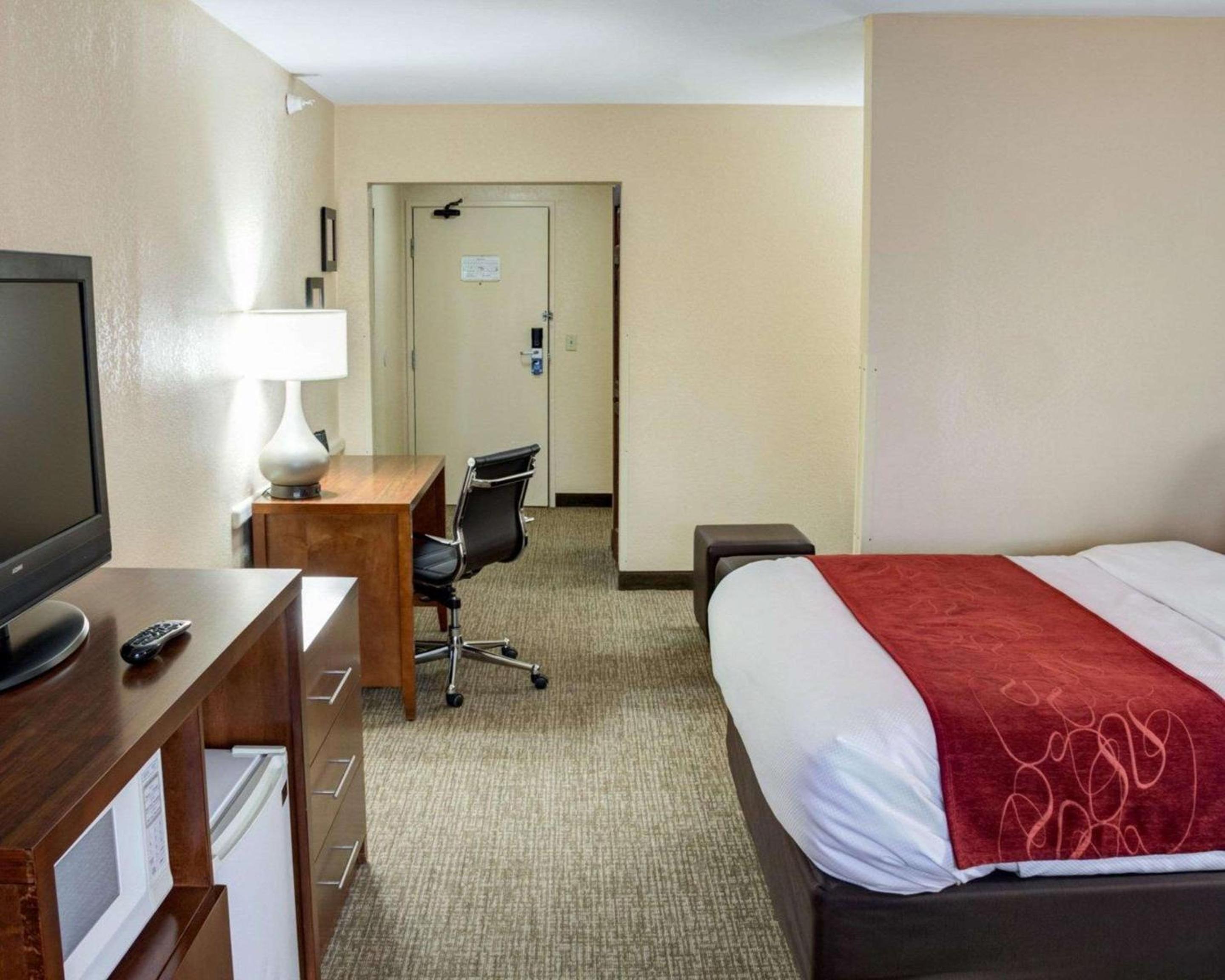 Queen Suite with Two Queen Beds - Photo 2