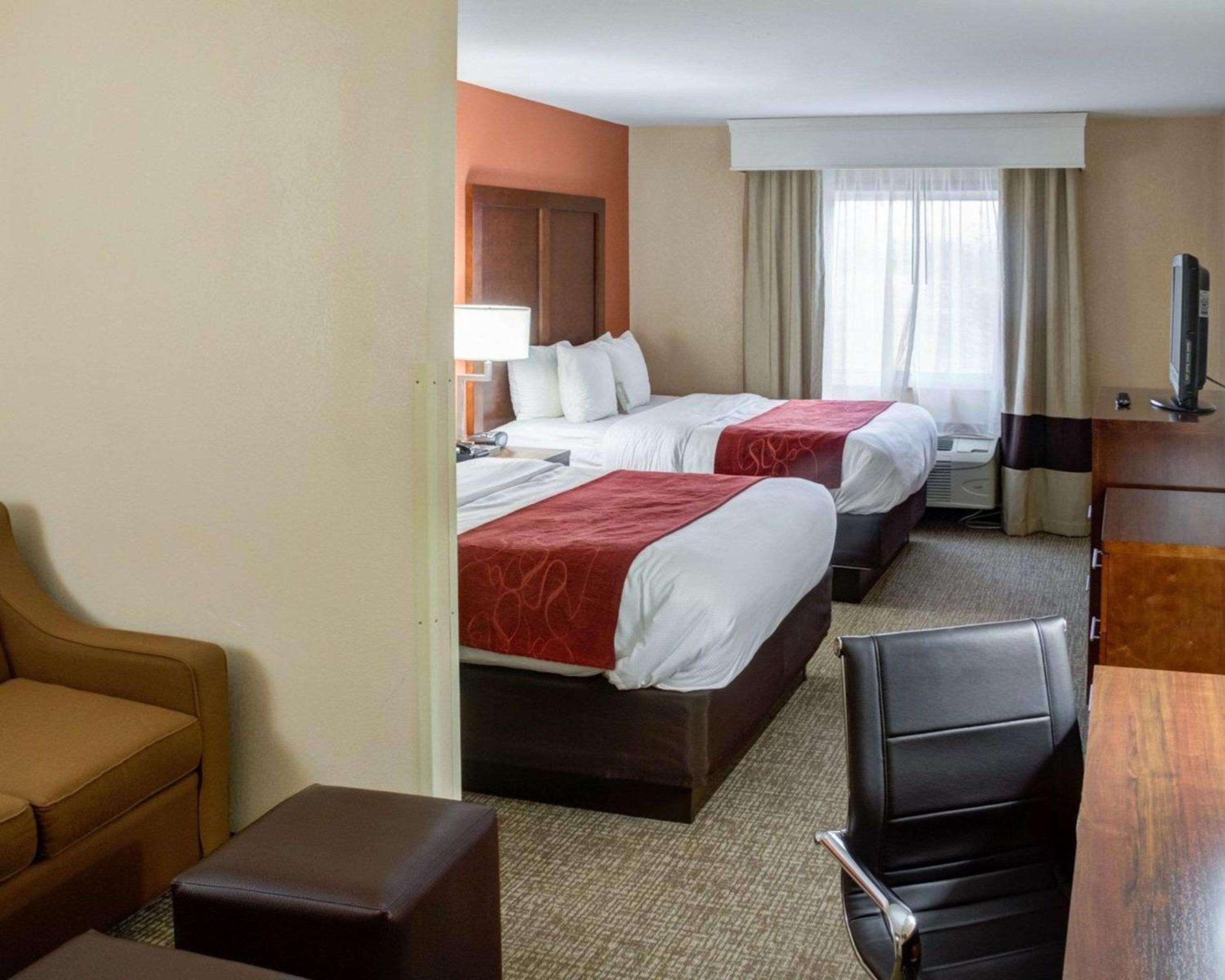Queen Suite with Two Queen Beds - Photo 3
