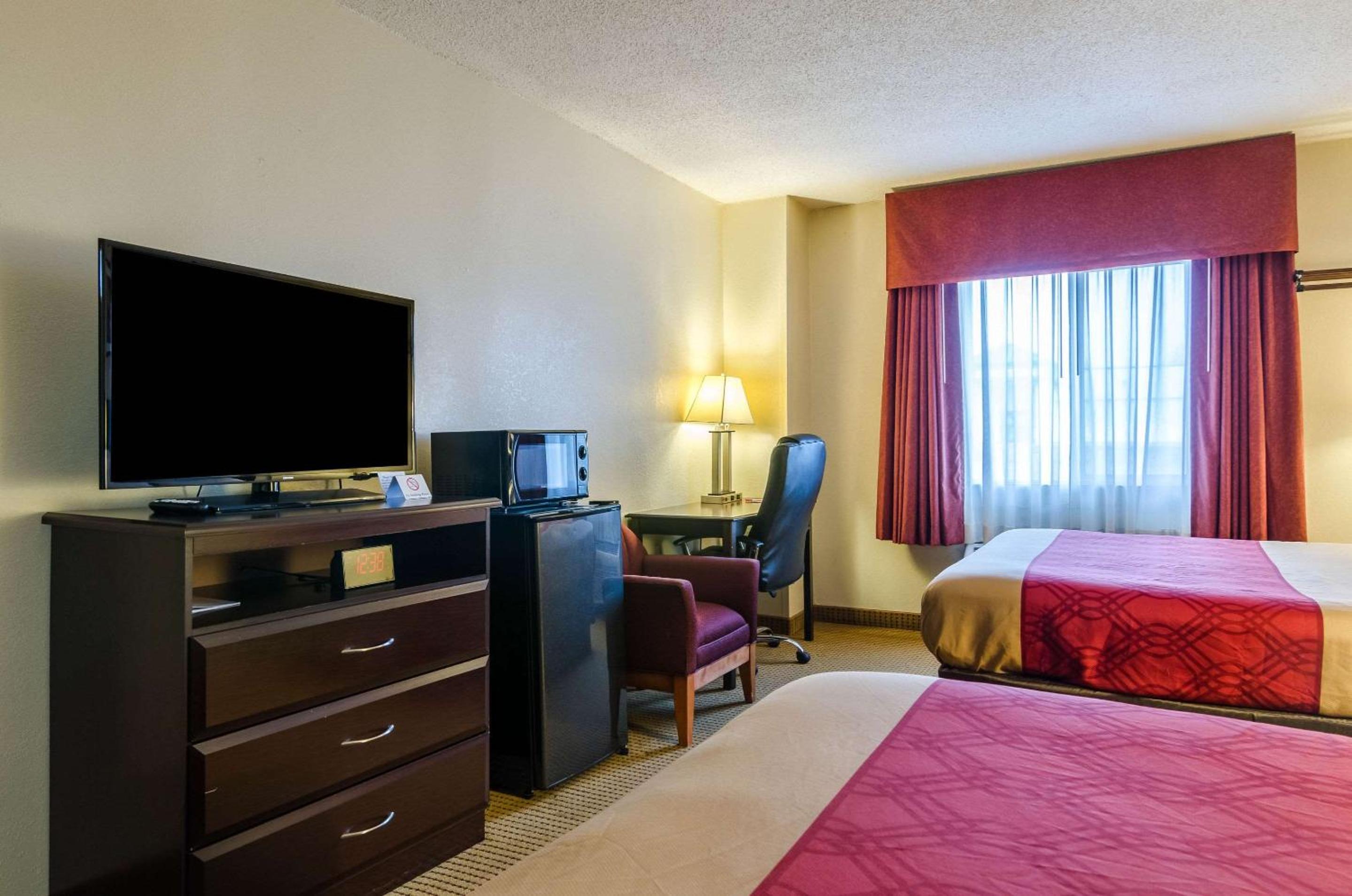 Queen Room with Two Queen Beds - Non-Smoking photo 1