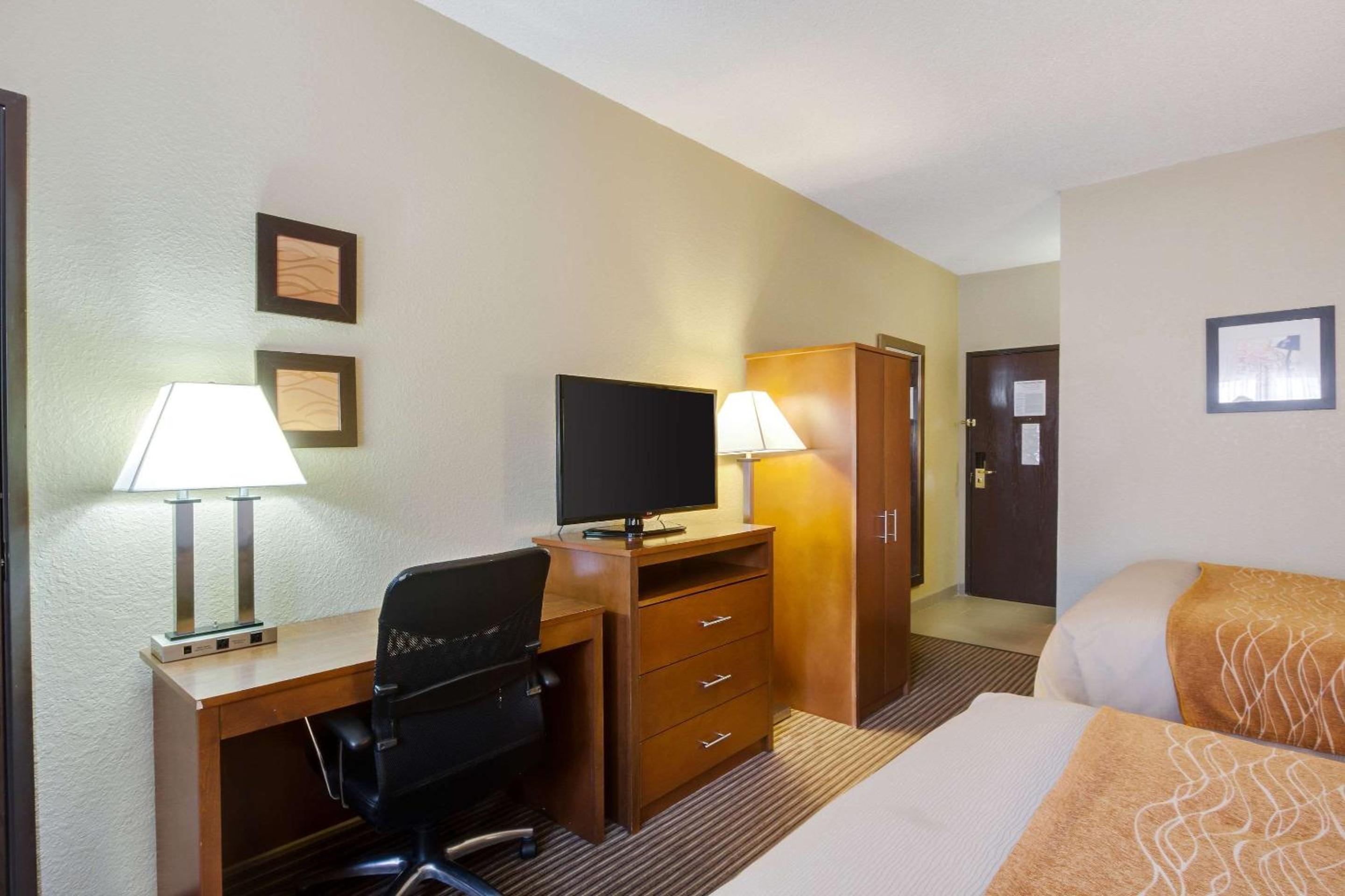 Standard Queen Room with Two Queen Beds - Non-Smoking - Photo 1