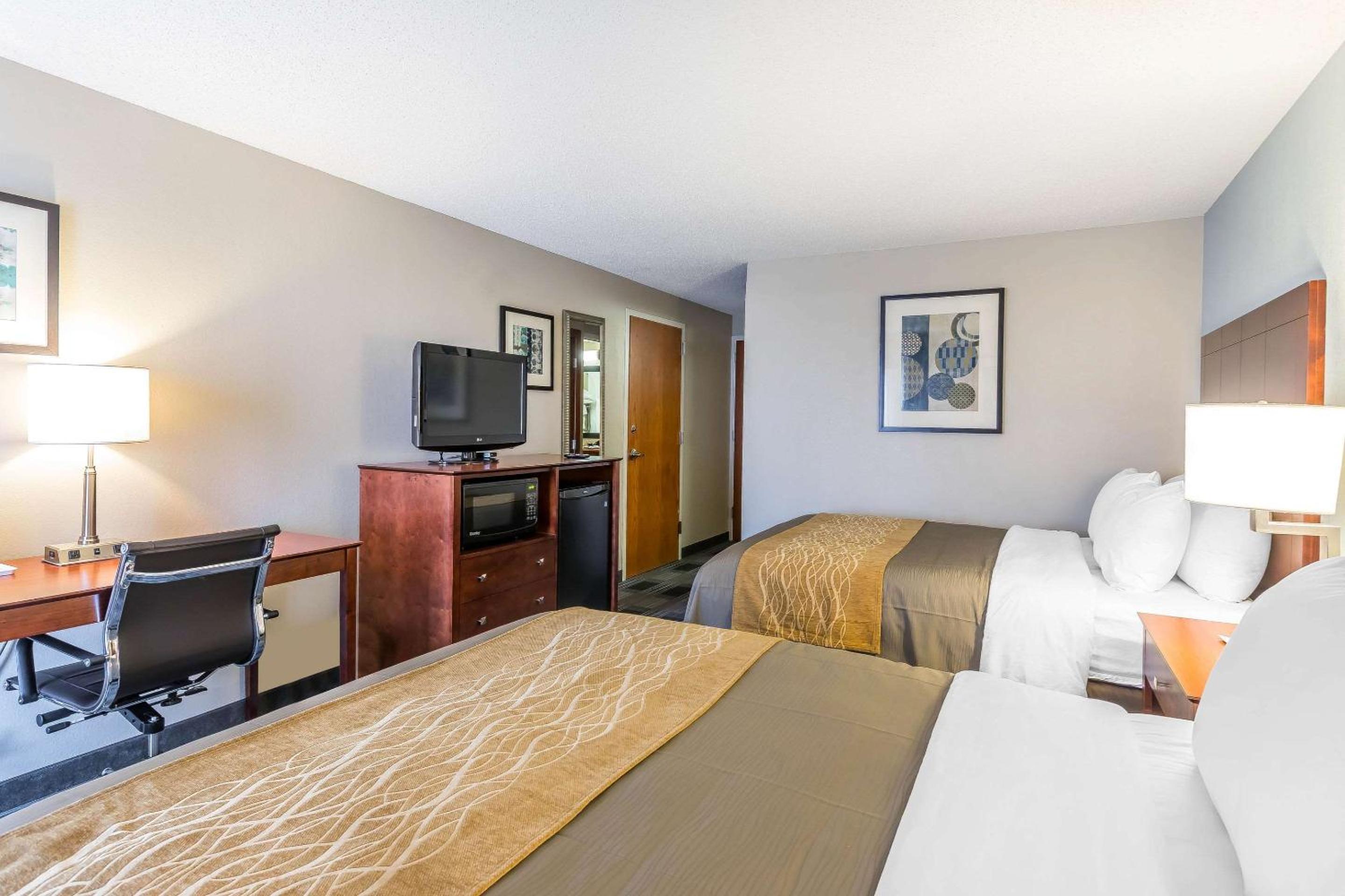 Queen Room with Two Queen Beds - Non-Smoking - Photo 1