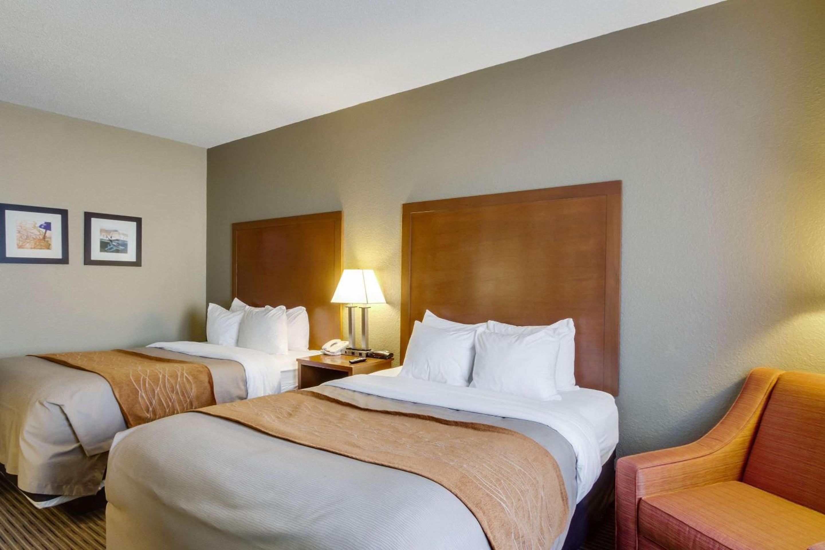 Standard Queen Room with Two Queen Beds - Non-Smoking - Photo 2
