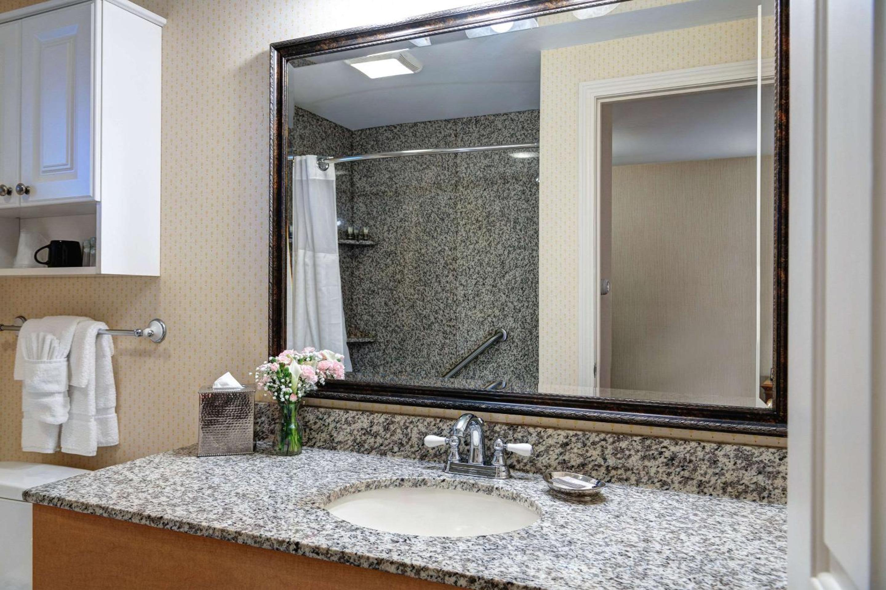 Queen Room with One Queen Bed and Two Double Beds - Non Smoking photo 3