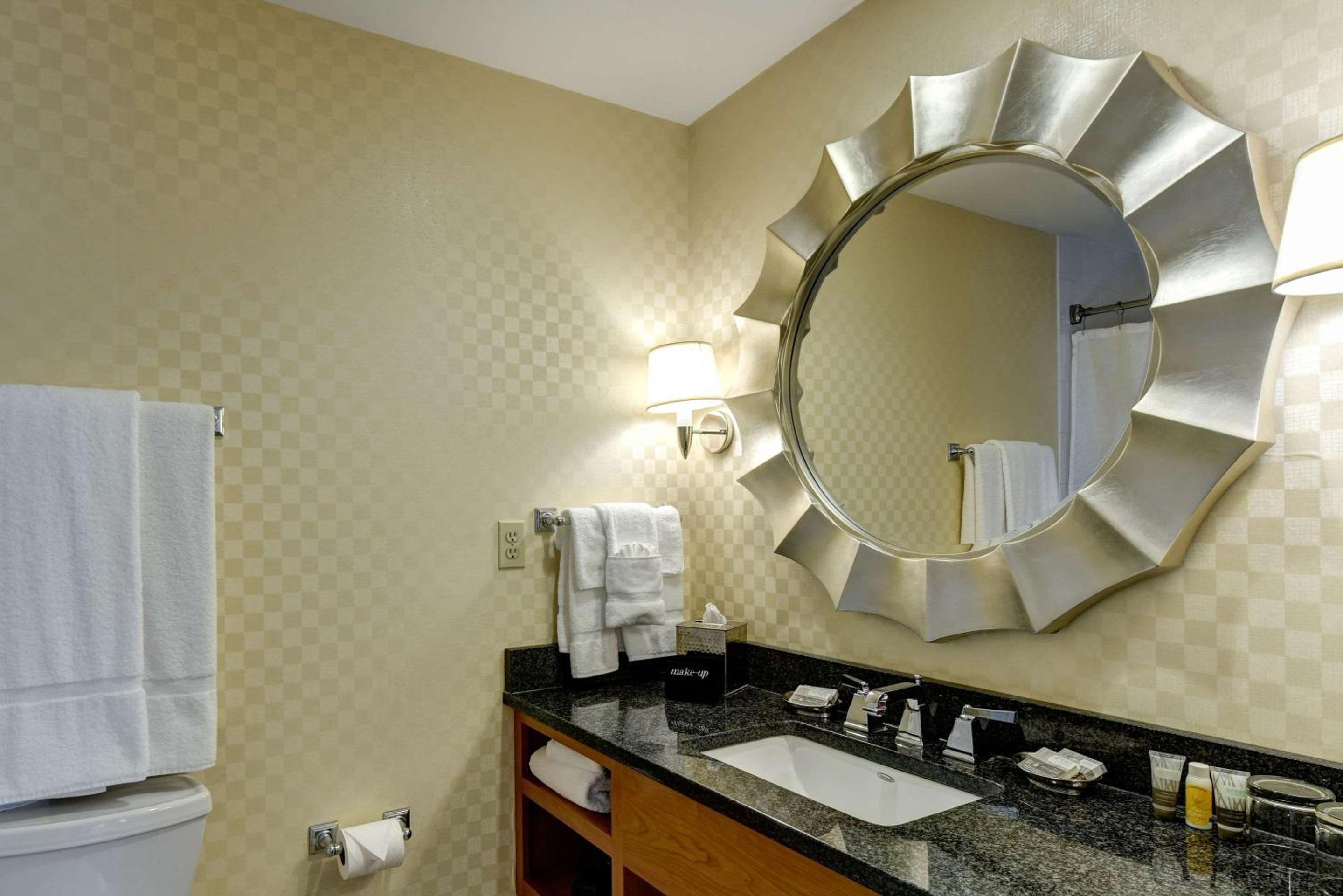 King Suite - Non-Smoking - Photo 4