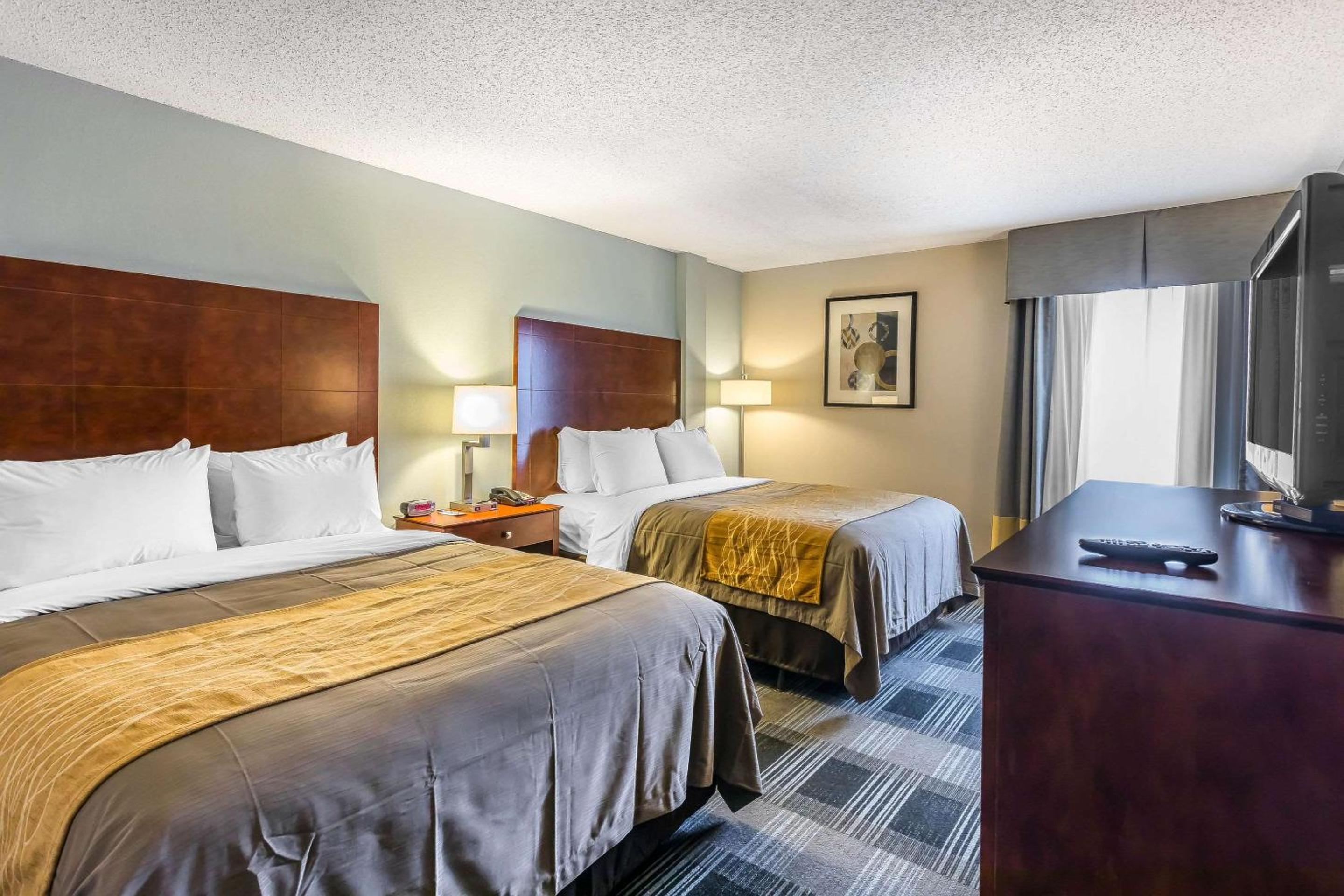 Queen Room with Two Queen Beds - Non-Smoking - Photo 4