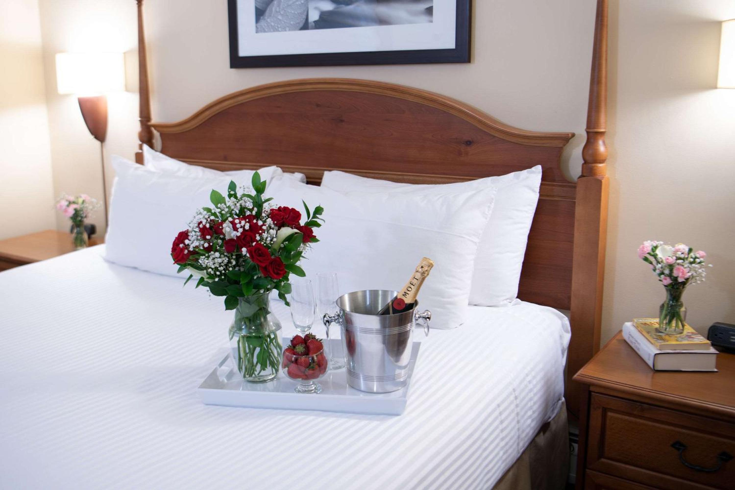 King Suite - Non-Smoking - Photo 2