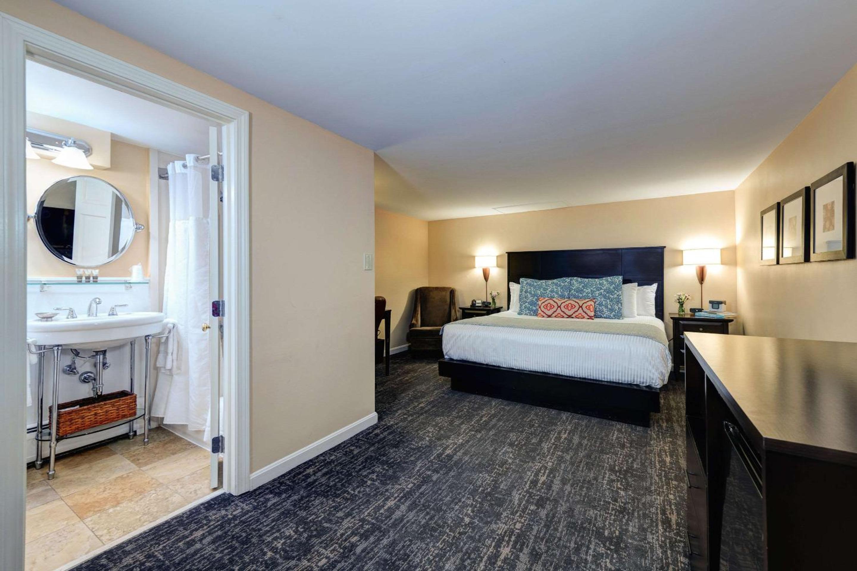 Standard King Room - Non-Smoking  - Photo 15