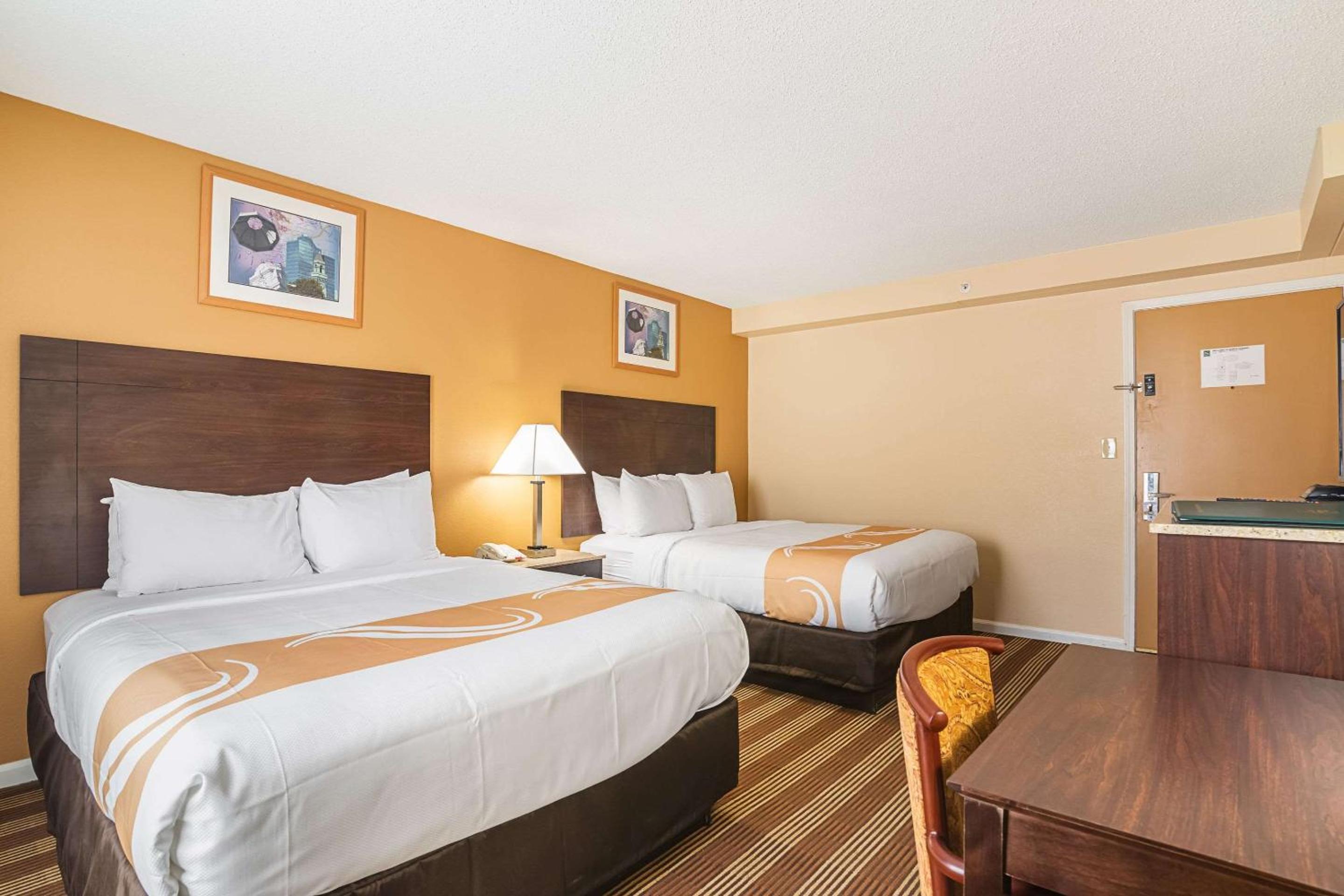 Queen Room with Two Queen Beds - Photo 4