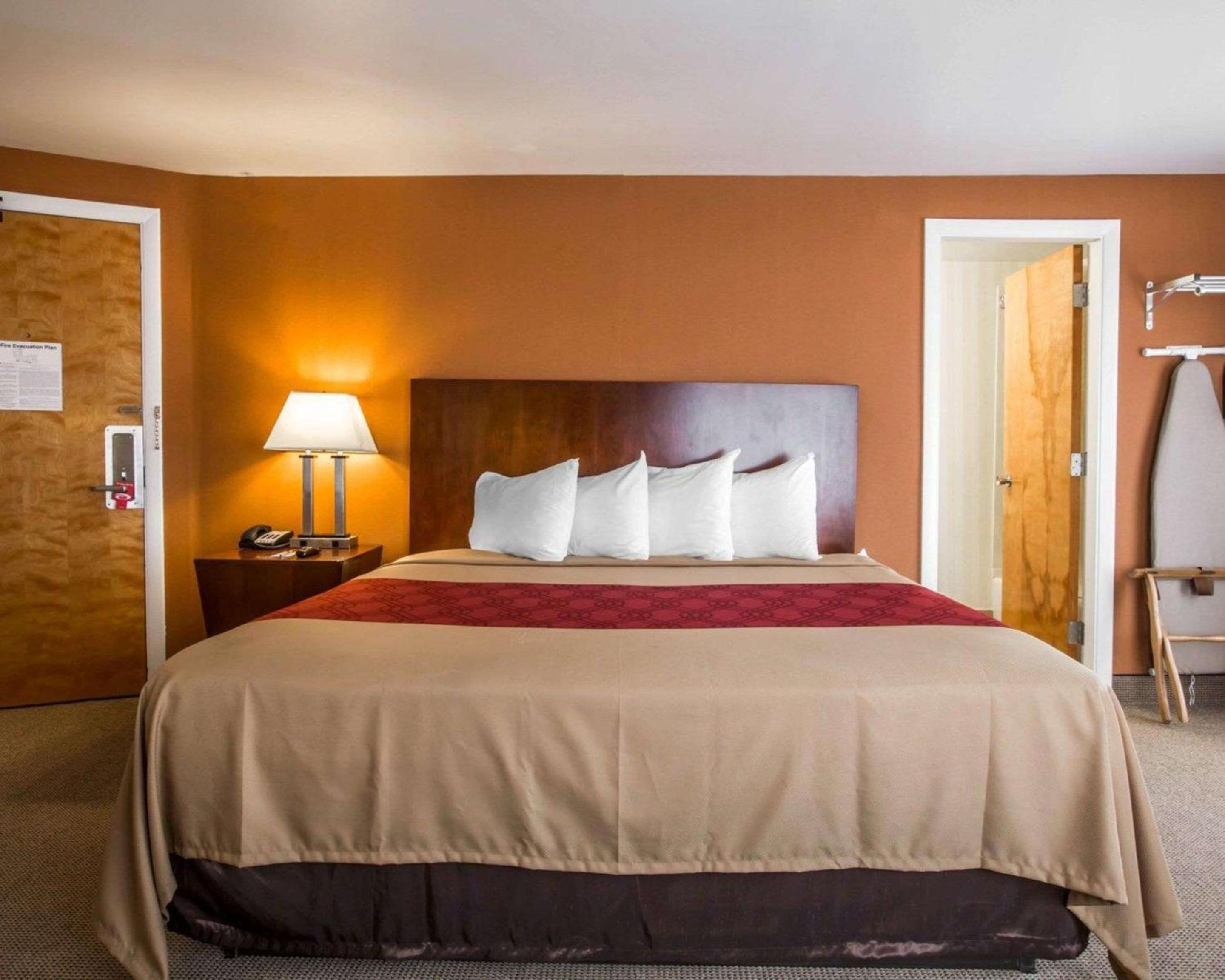 King Room - Non-Smoking - Photo 3