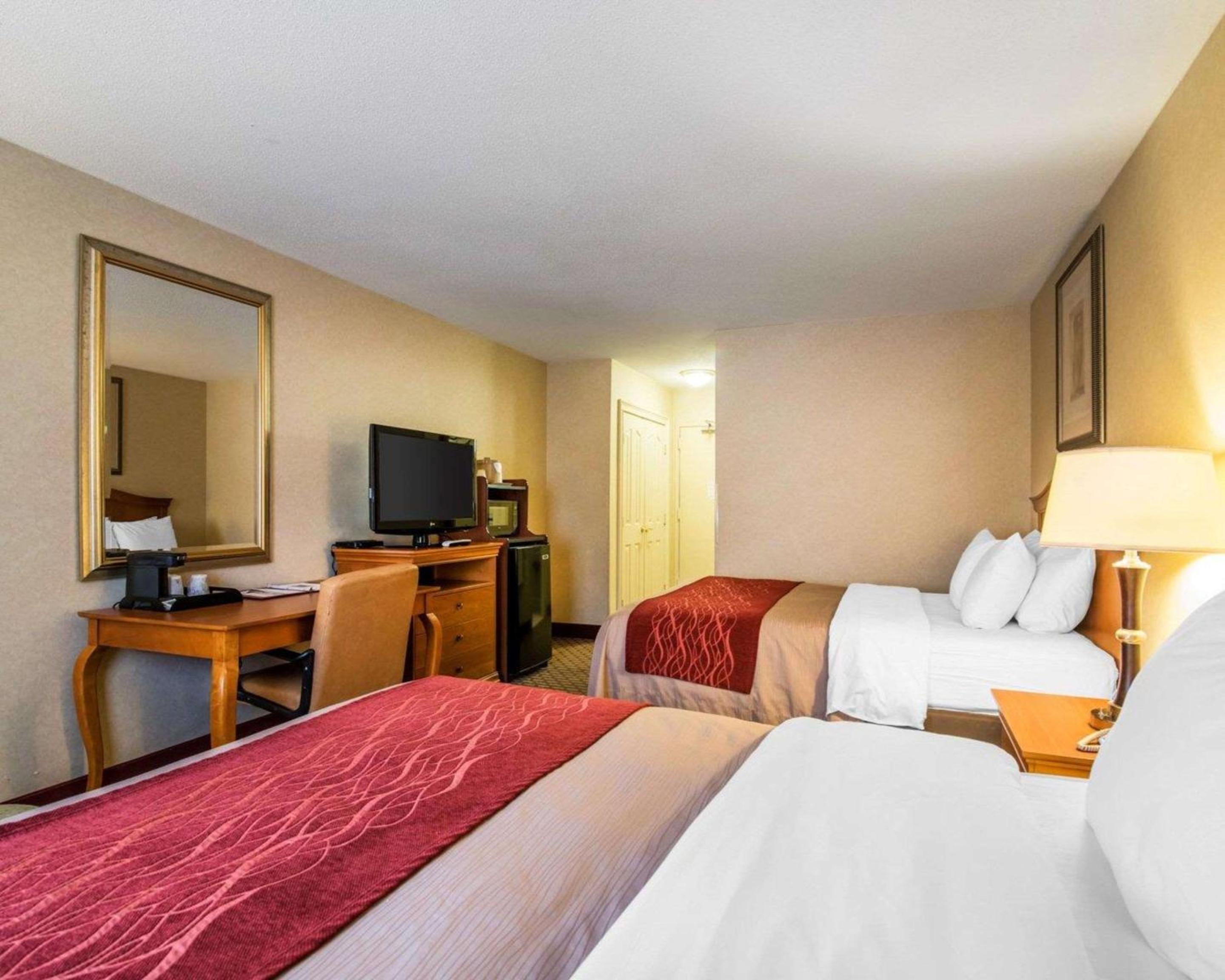 Queen Room with Two Queen Beds - Non-Smoking photo 3
