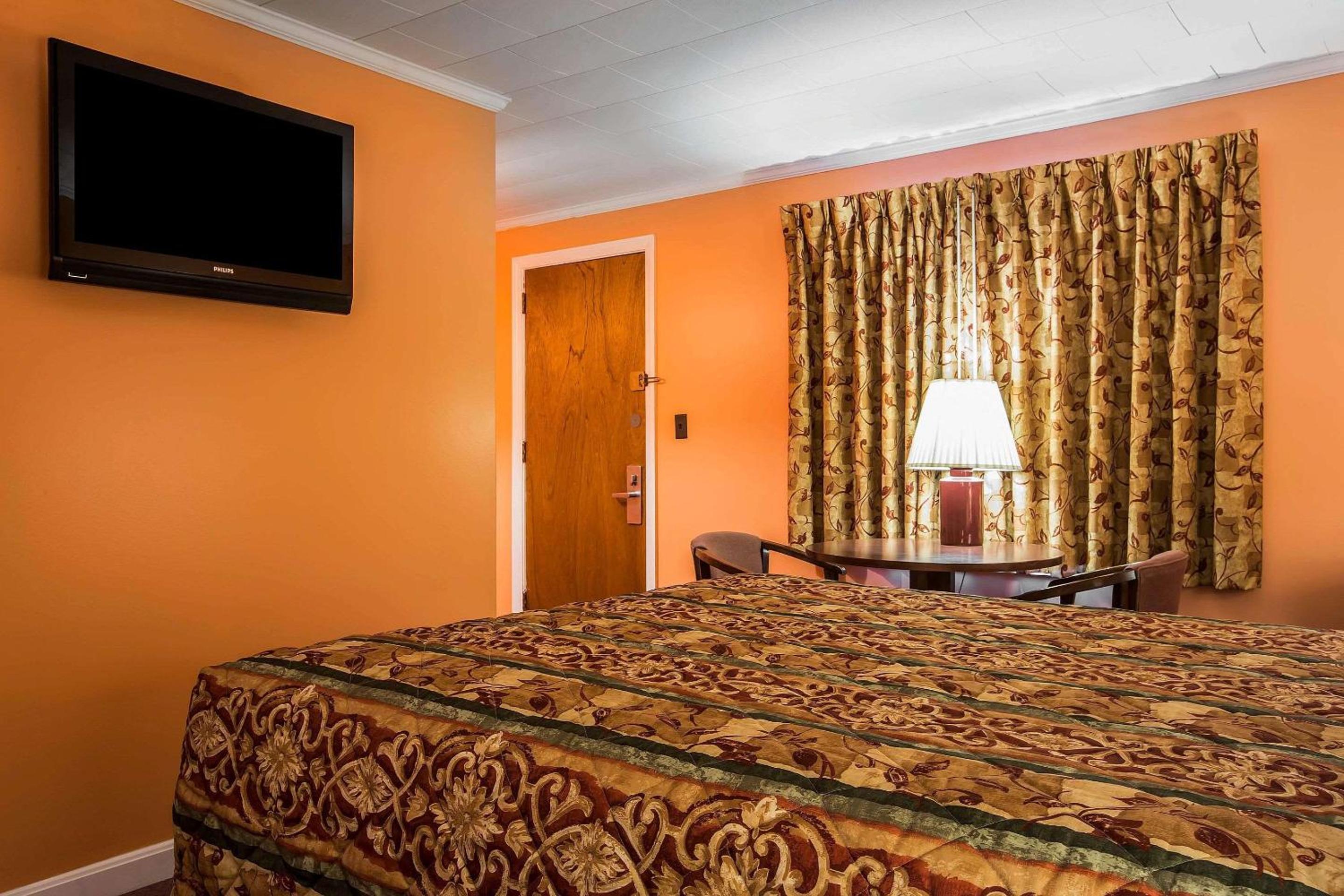 Queen Room - Non-Smoking - Photo 4