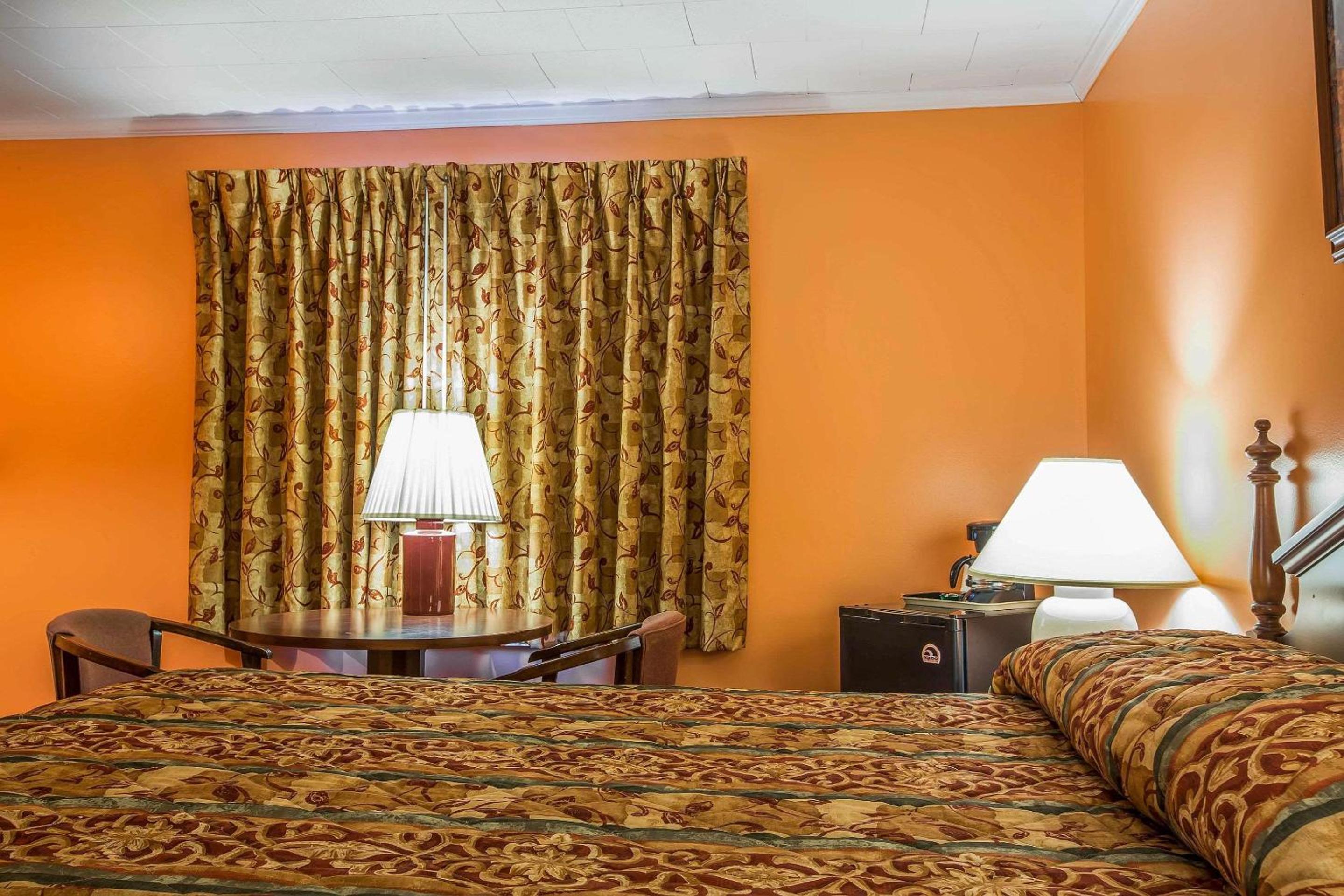Queen Room - Non-Smoking - Photo 1