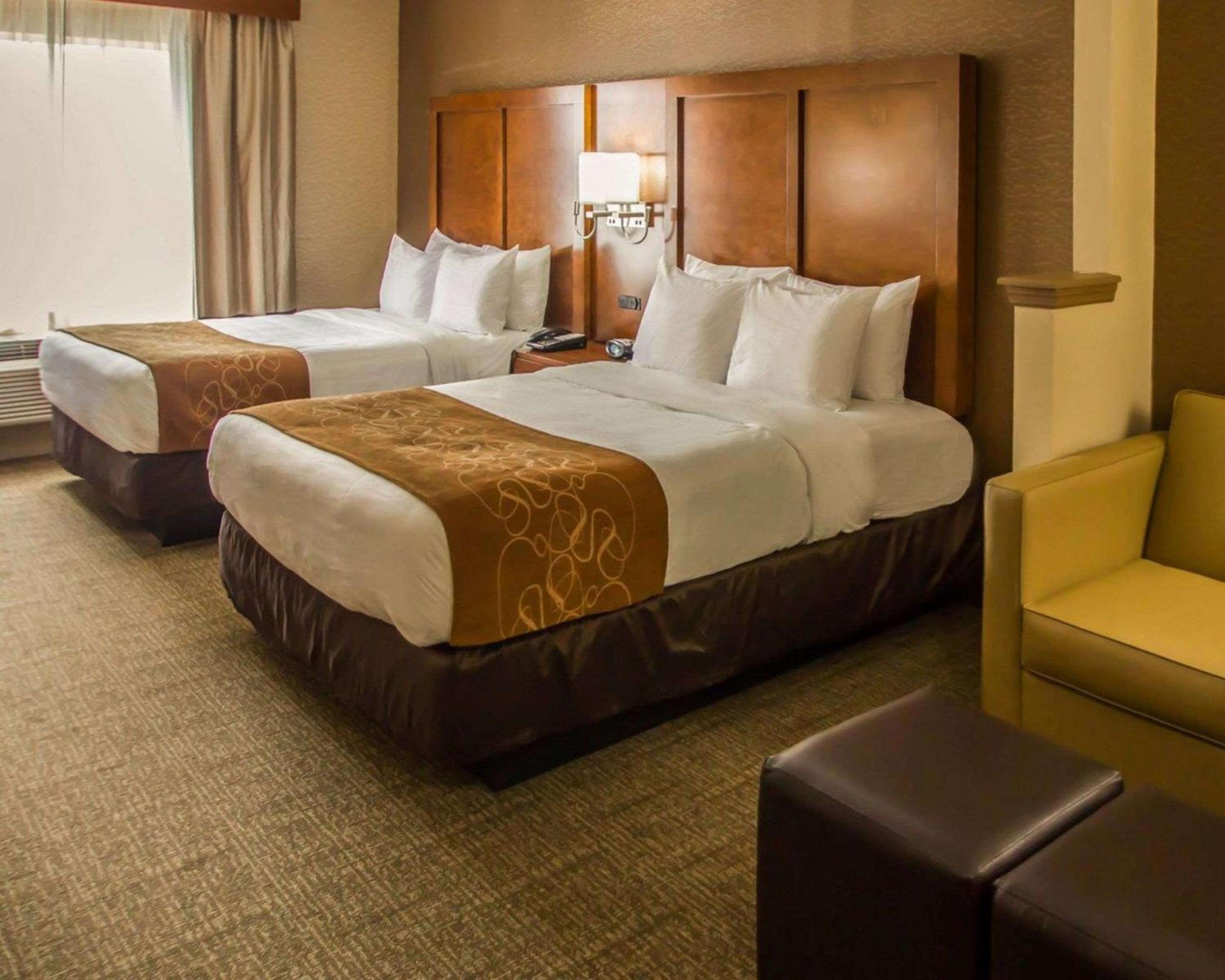 Queen Room with Two Queen Beds photo 2