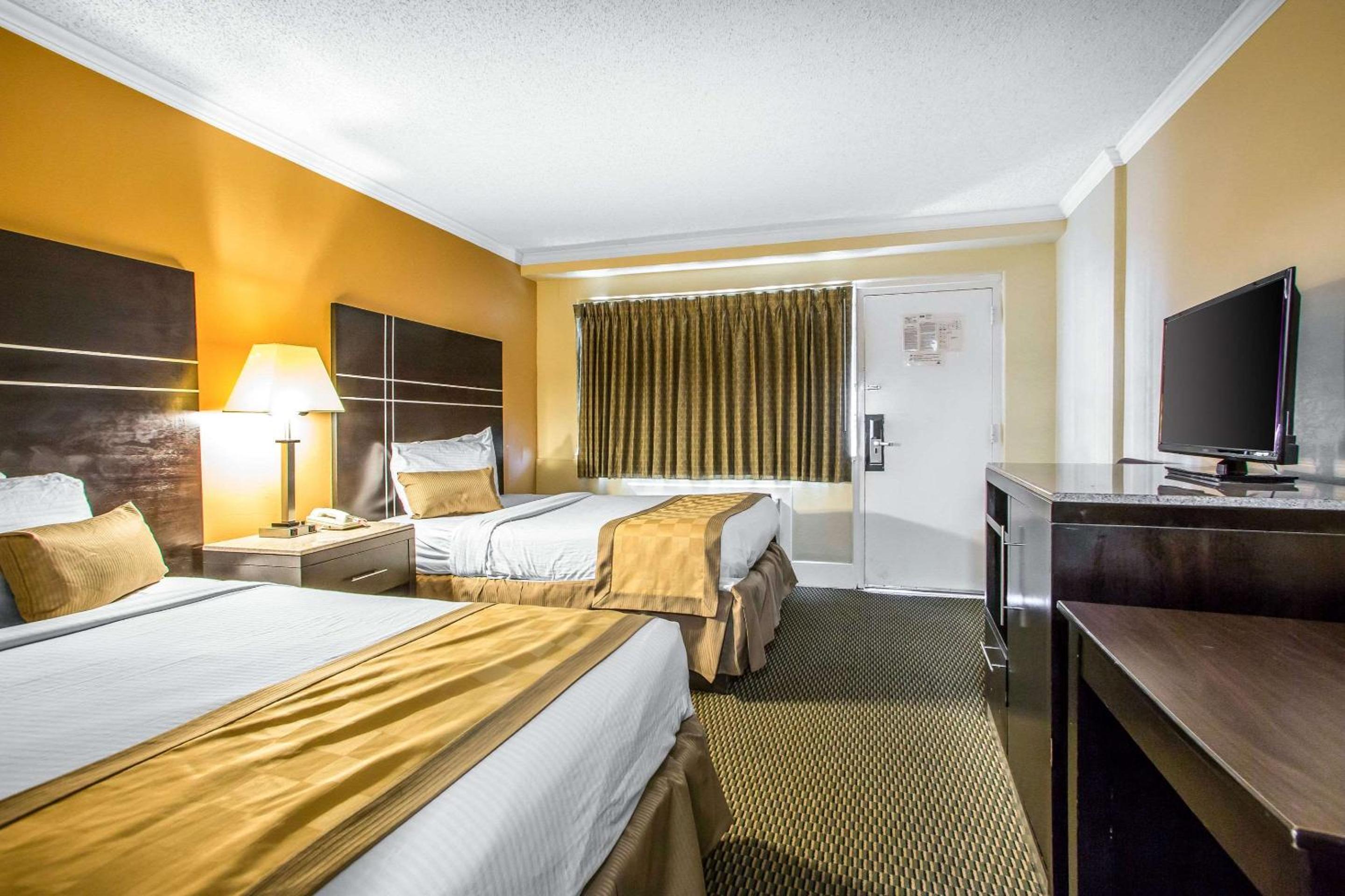 Double Room with Two Double Beds - Smoking photo 2
