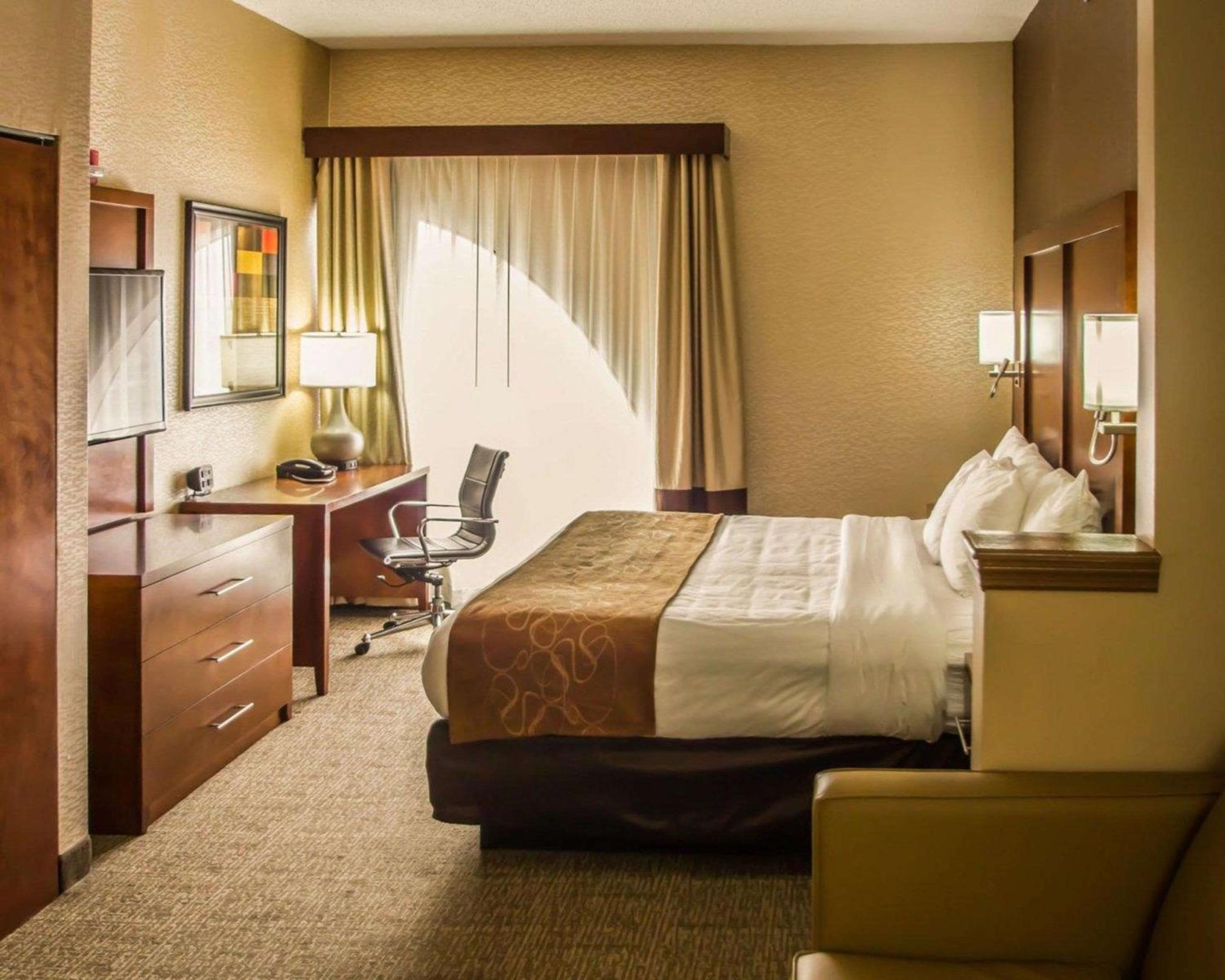 King Suite - Non-Smoking - Photo 3