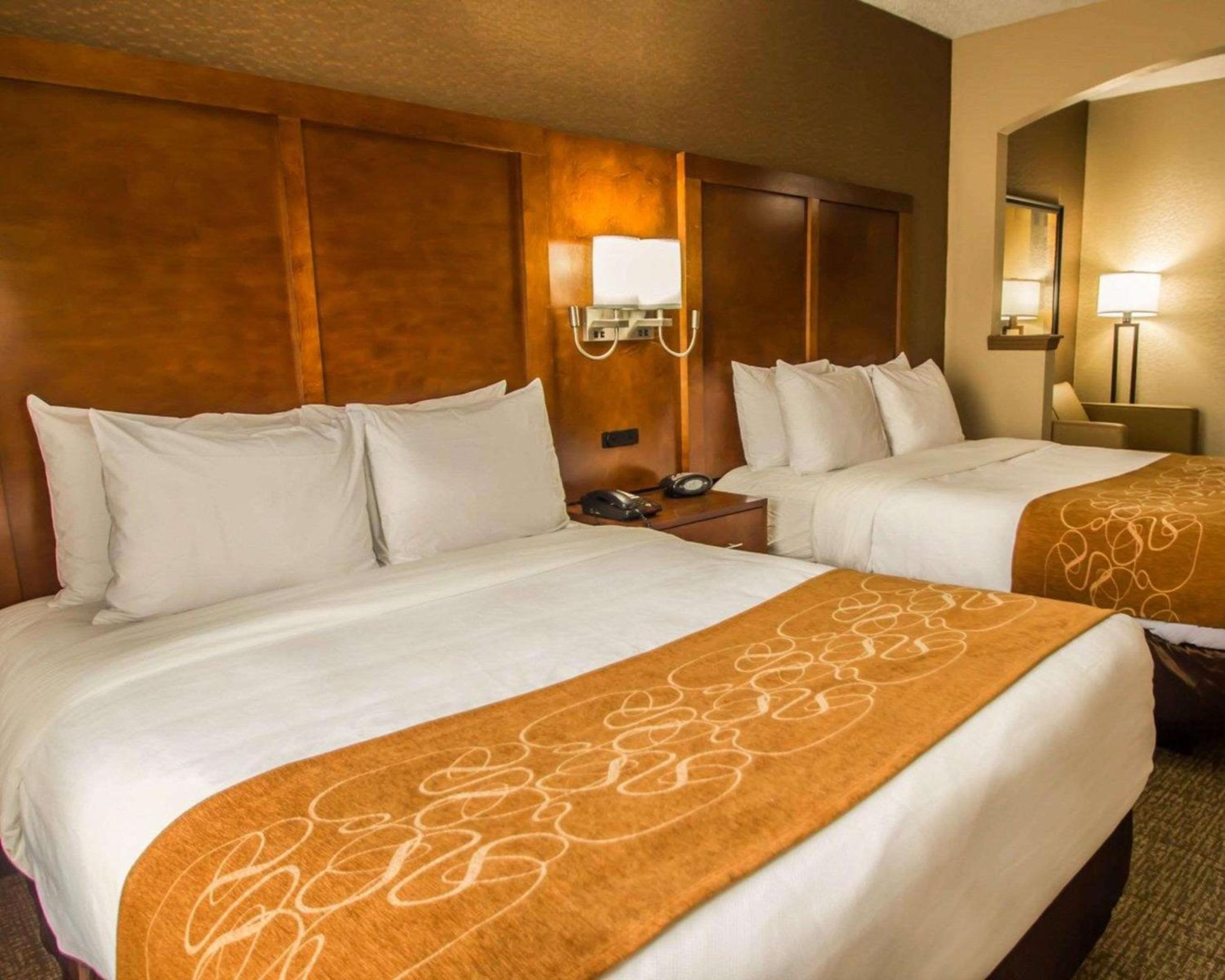 Queen Room with Two Queen Beds photo 3