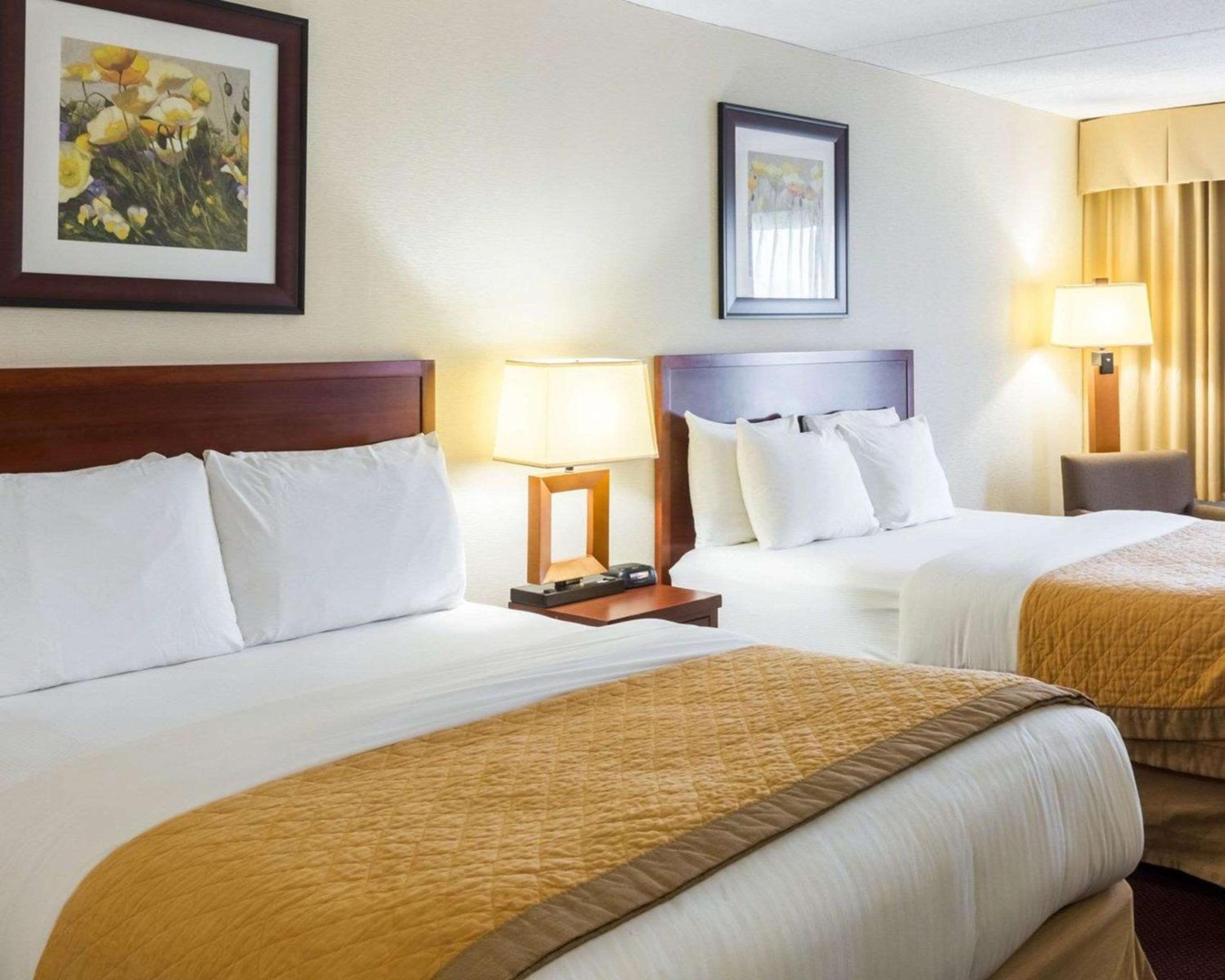 Queen Room with Two Queen Beds - Non-Smoking - Photo 2